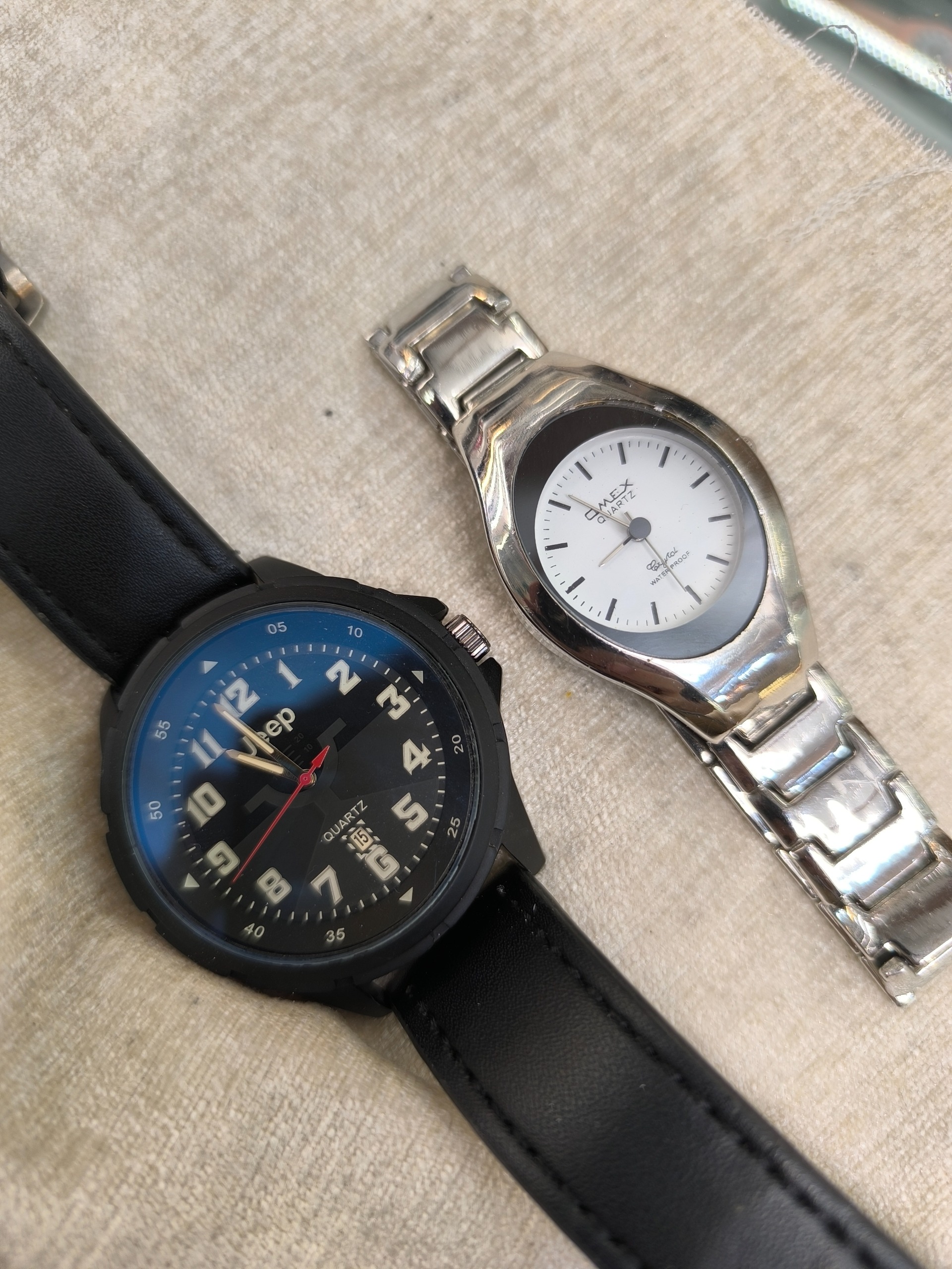 دو عدد ساعت باهم