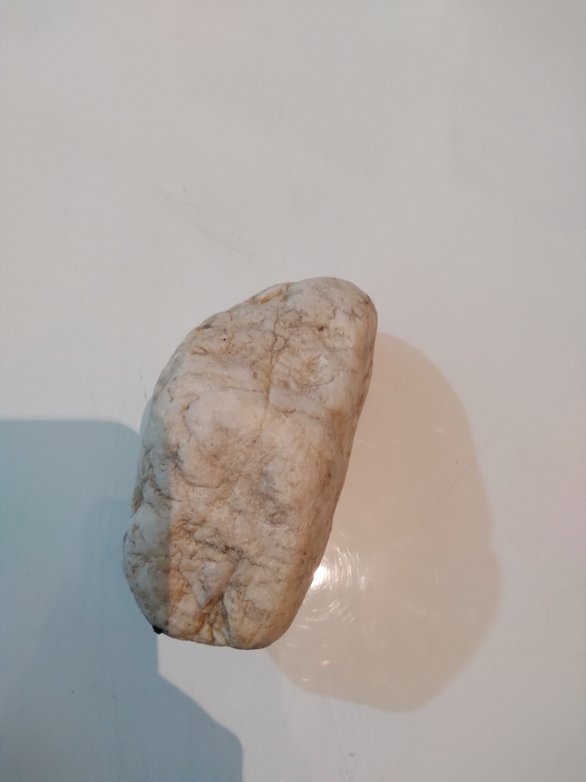سنگ نمیدانم چه نوعی هست