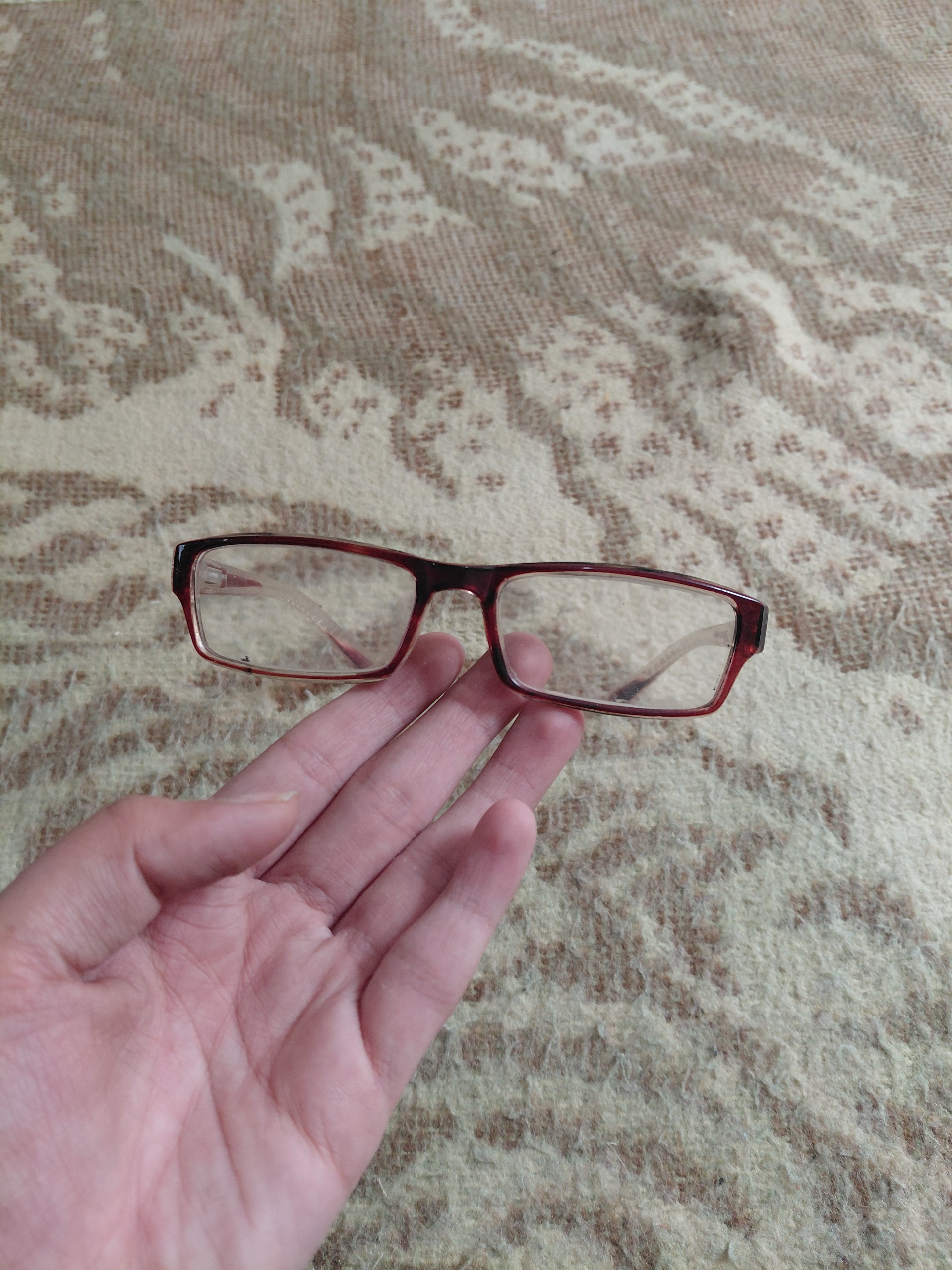 عینک قرمز طبی