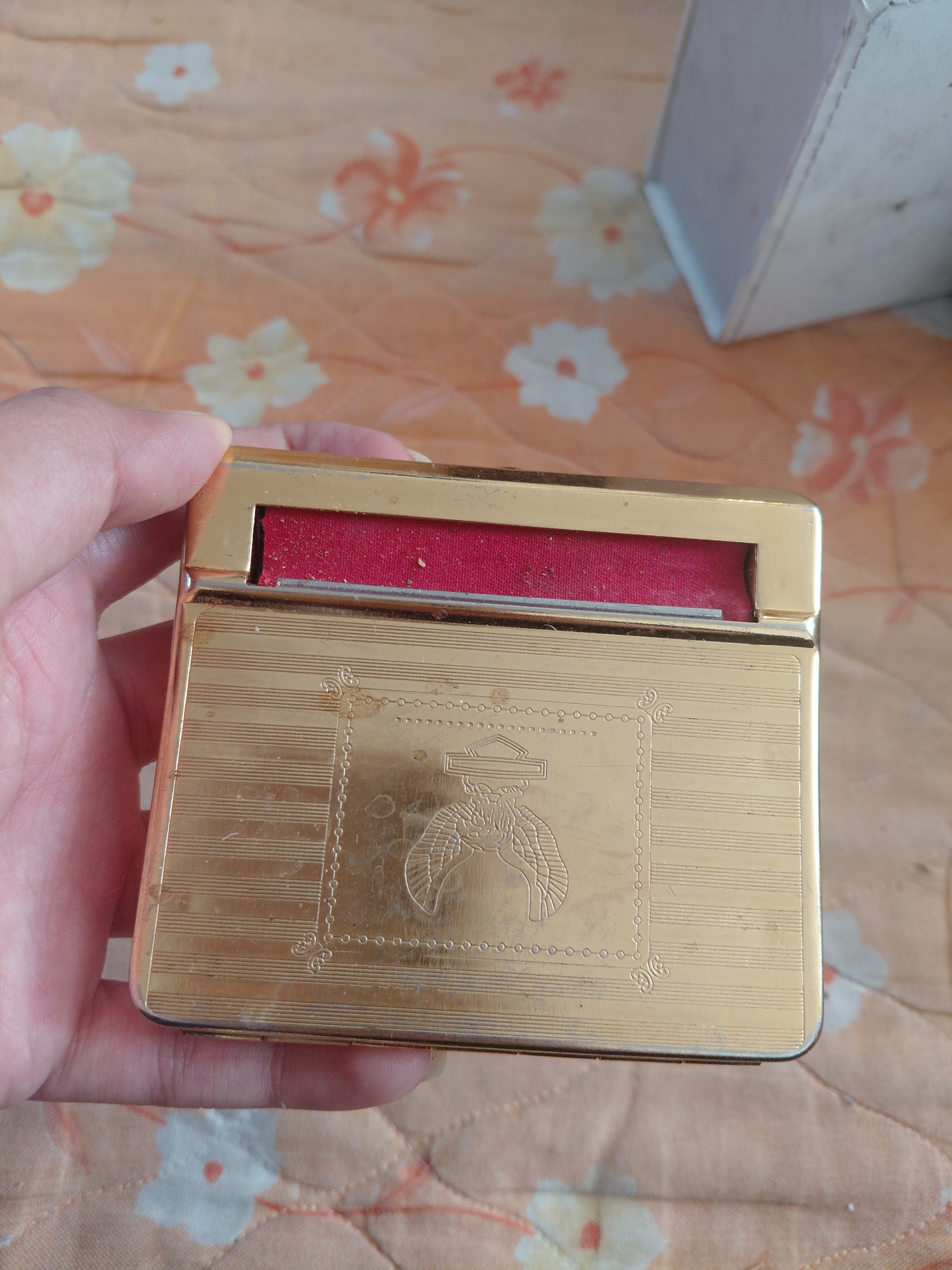 جعبه یا قوطی توتون طلایی رنگ