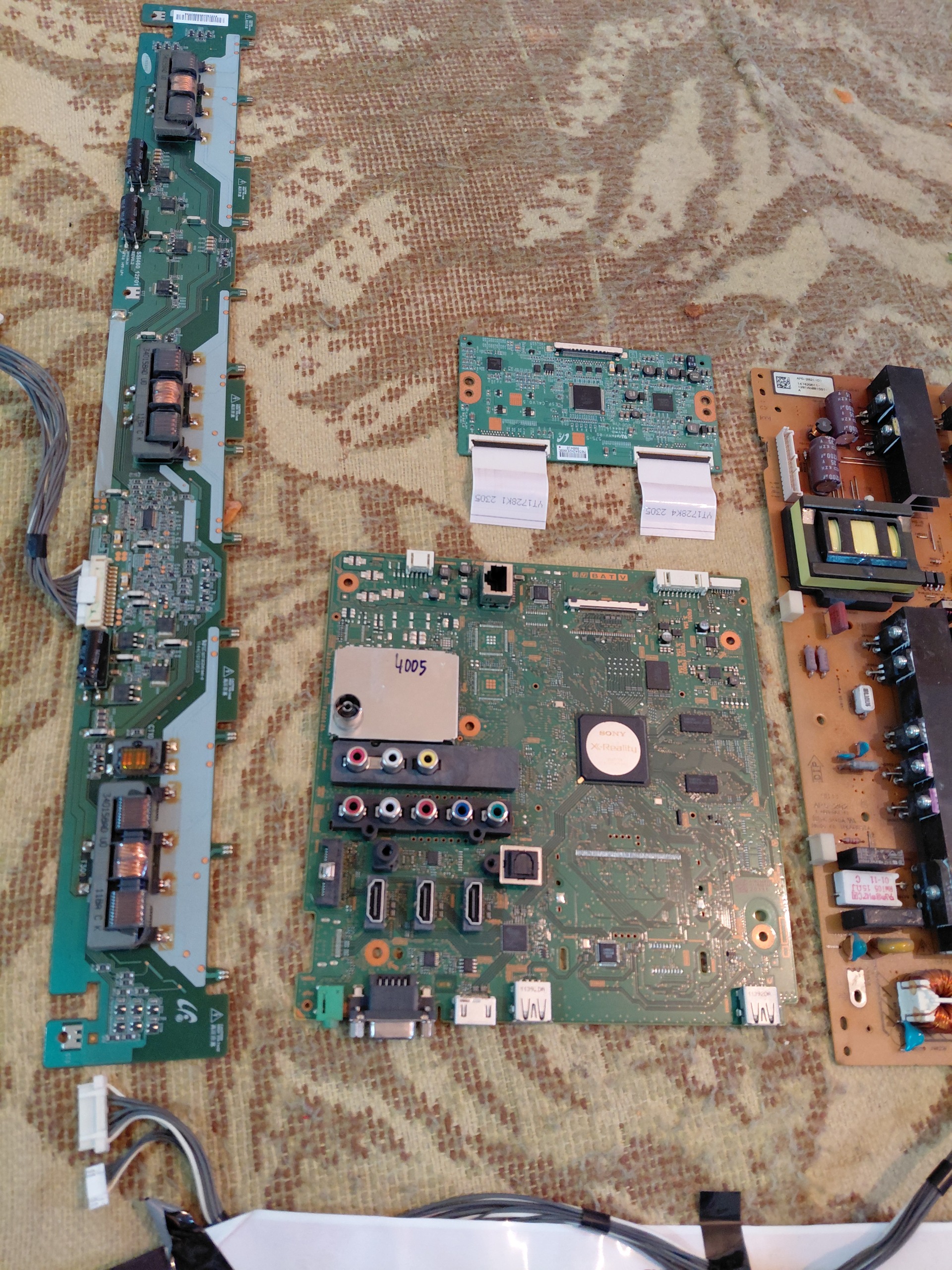 بلندگو و تغذیه ومدارک وفلت کامل تلویزیون