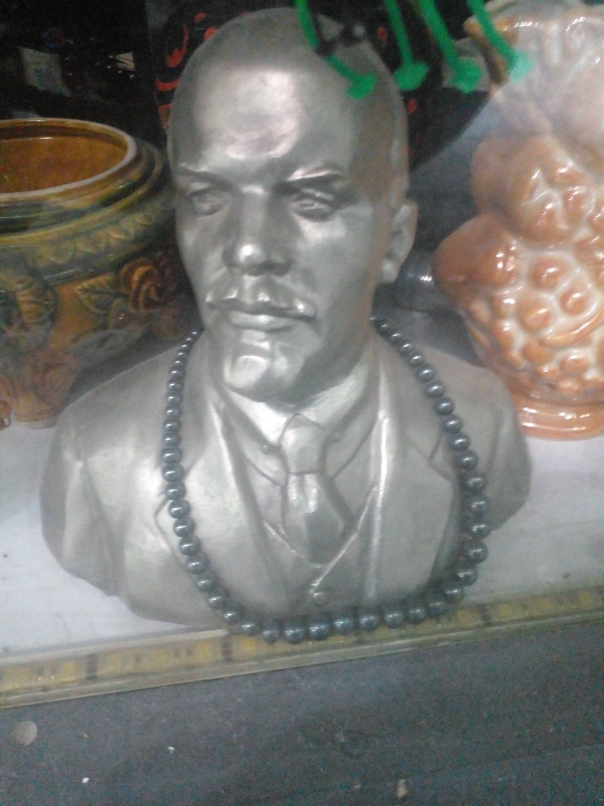 مجسمه لنین از قلع و سرب