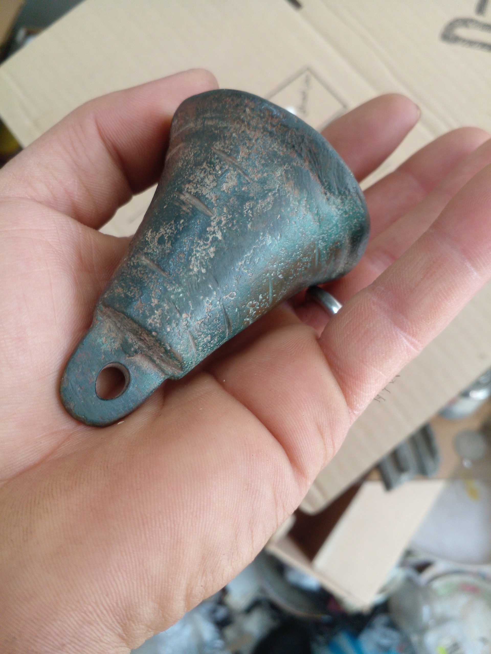 یکعدد زنگوله  قدیمی زبانه ندارد