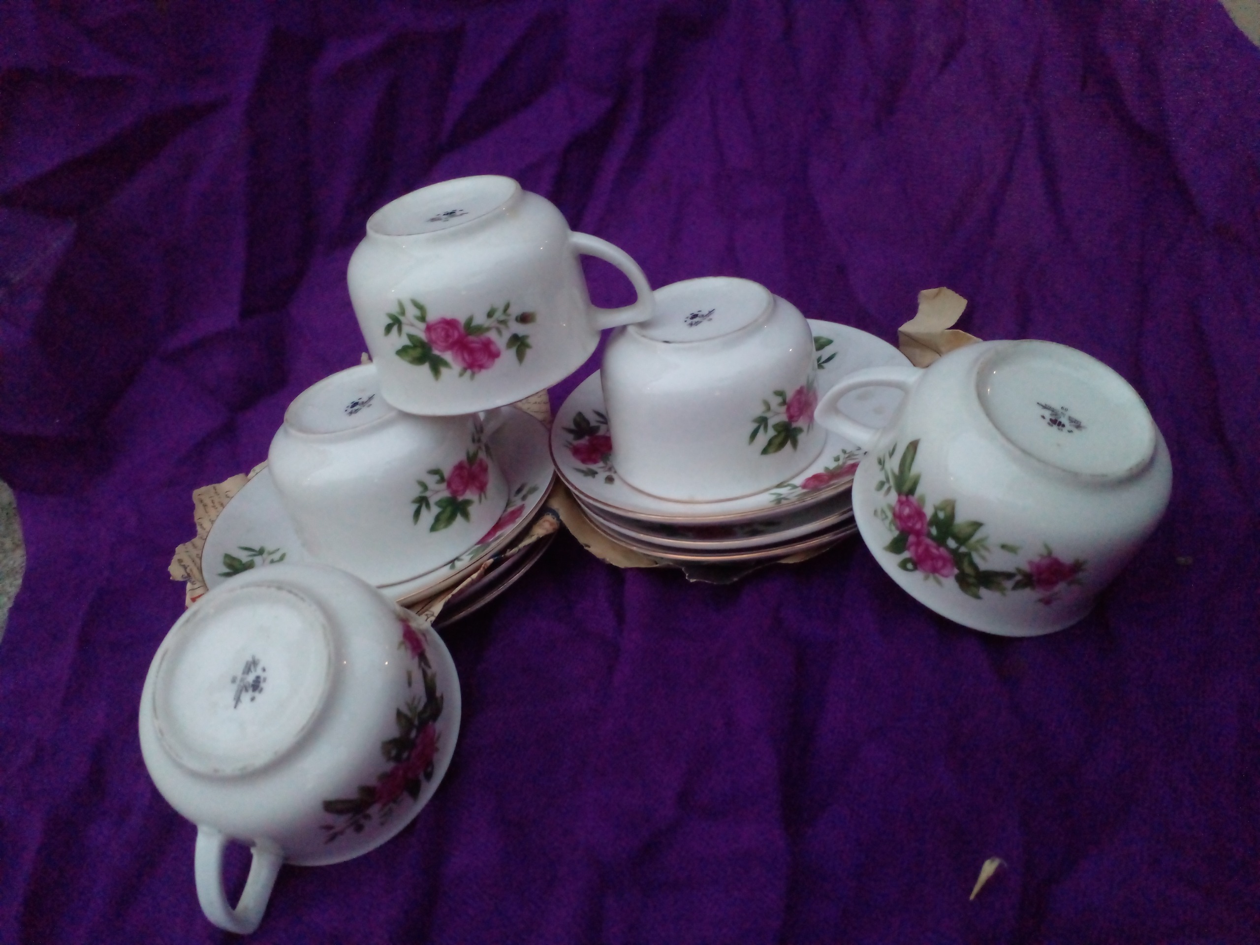 5 عدد فنجون چایخوری با 6 عدد نعلبکی لا کاغذی