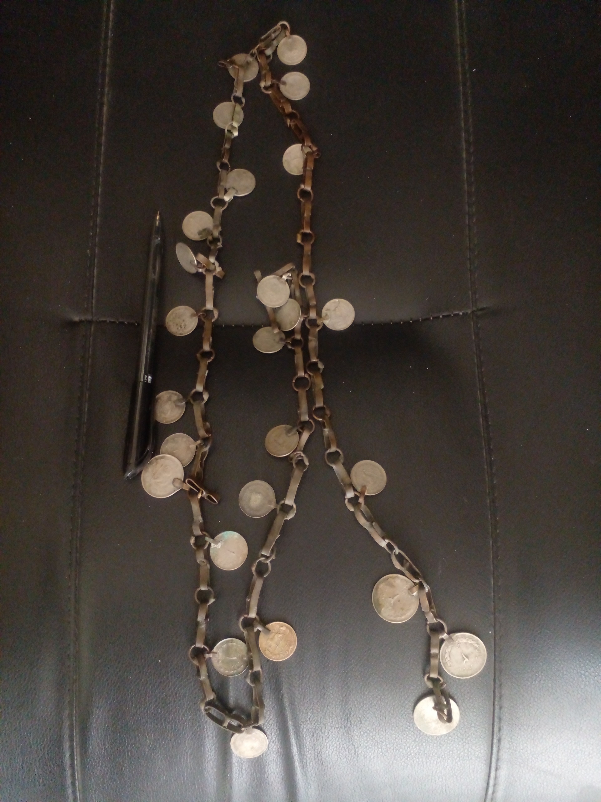 یک بند اویز از سکه های پهلوی با بند مسی