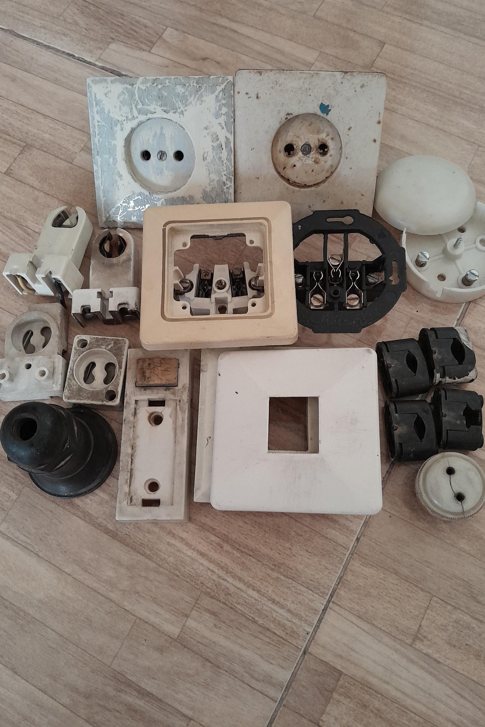 پریز های برق و تلفن قدیمی