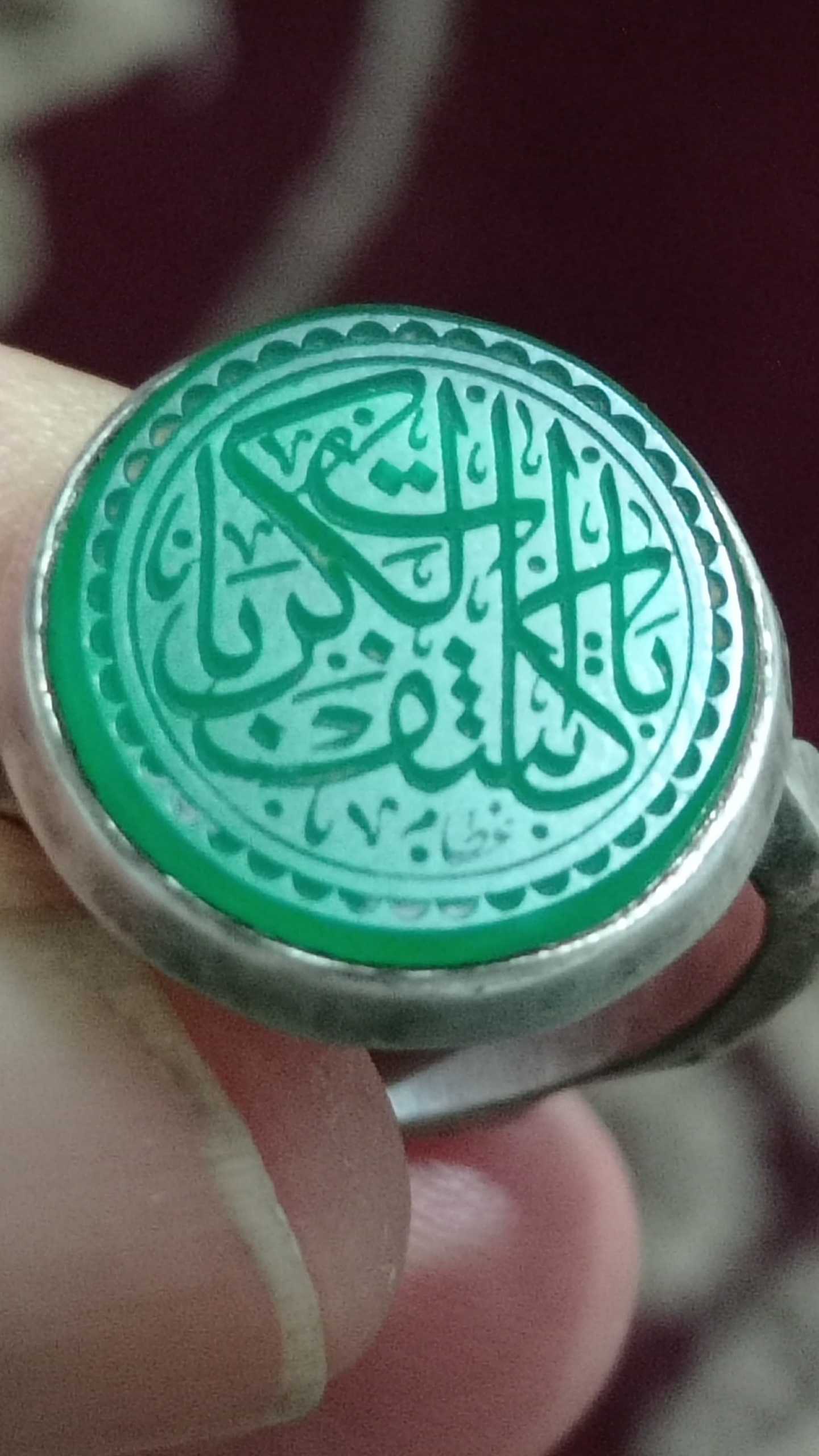 انگشتر نقره با نگین سبز خطی