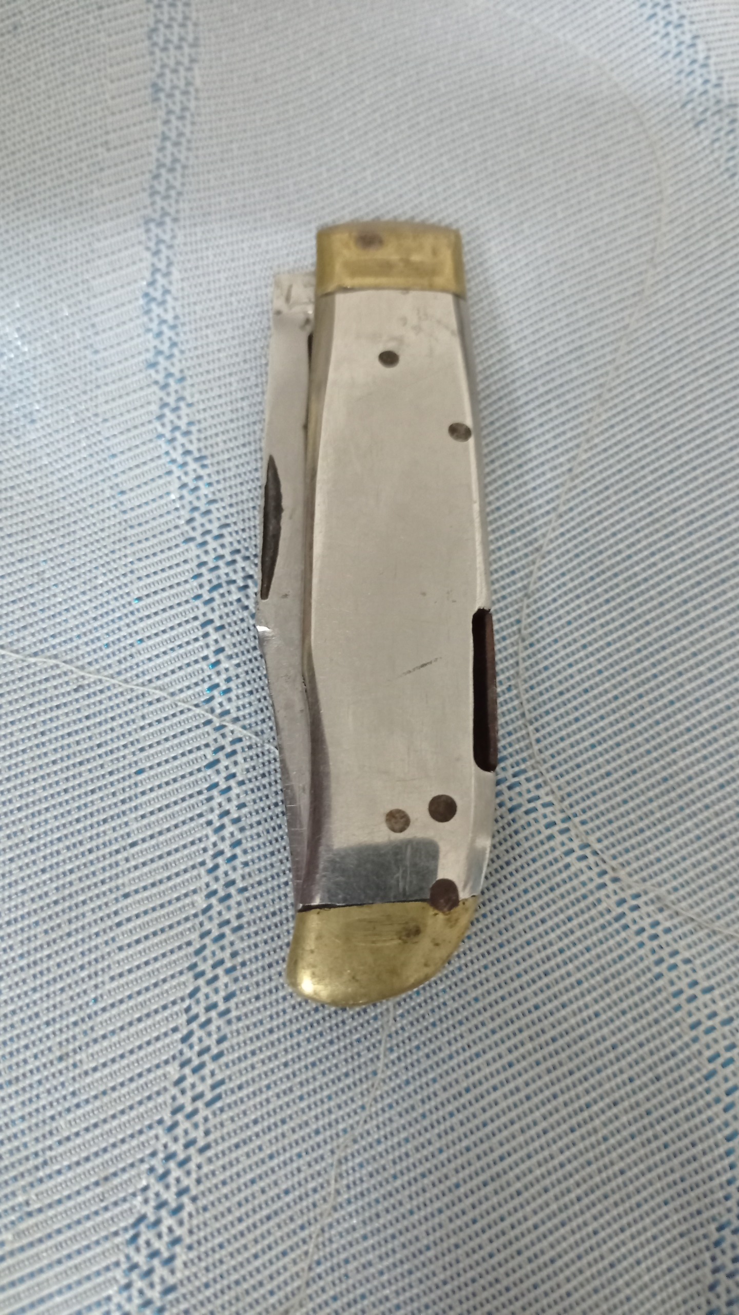 چاقوی ضامن.دار تمیز