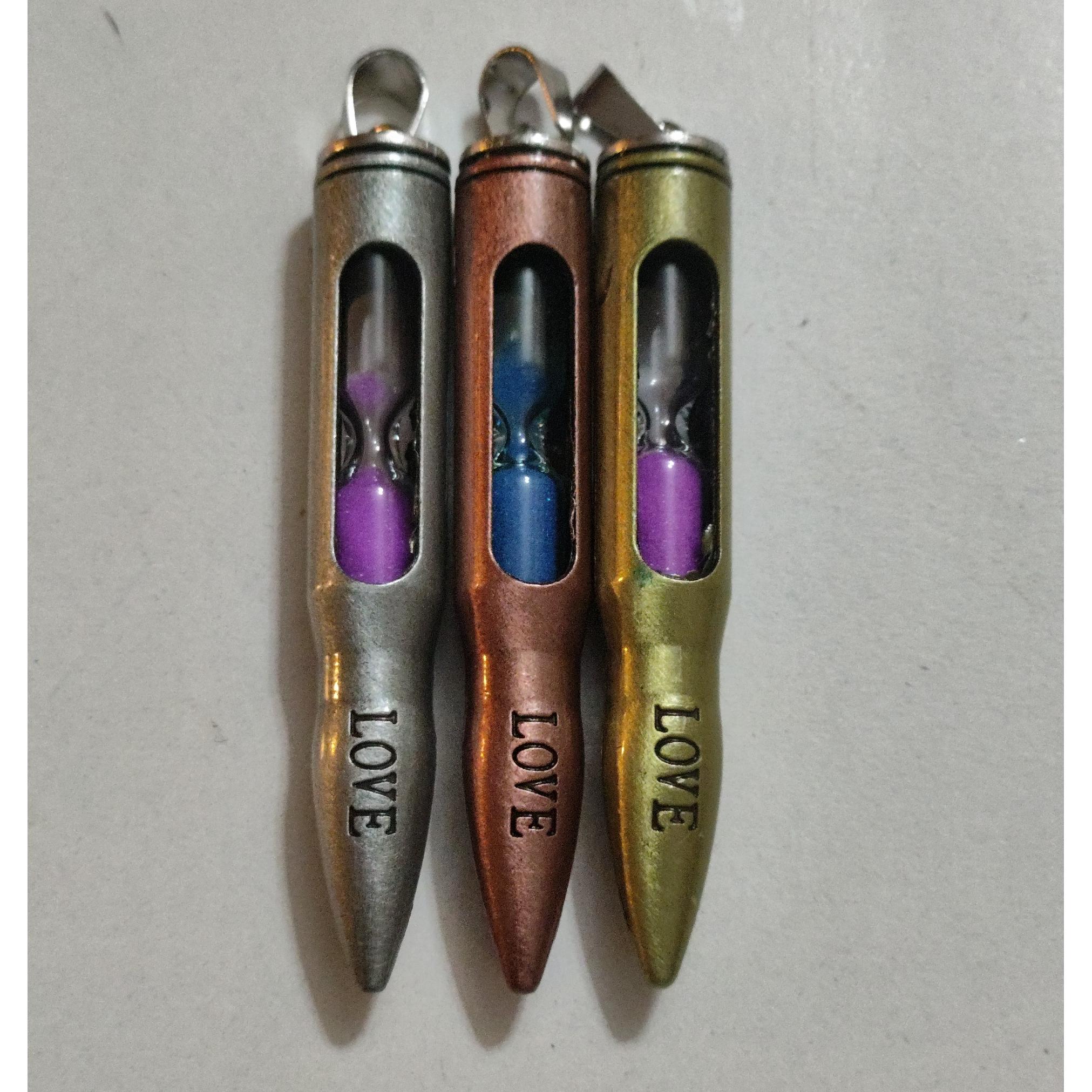 یک عدد مدال یا آویز مدل قشنگ طرح ساعت شنی دار