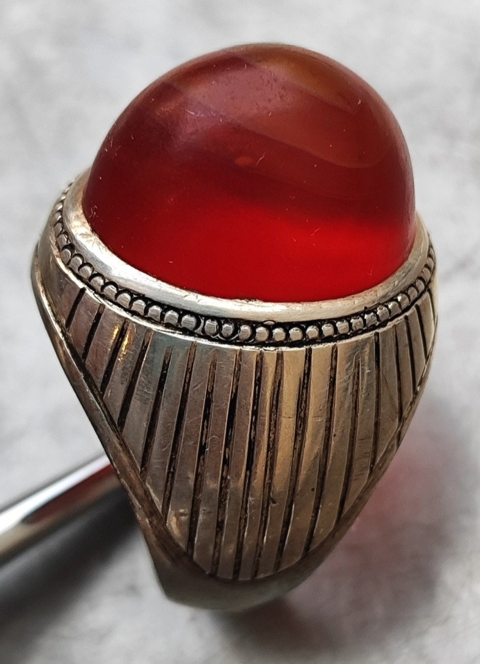 انگشتر عقیق یمن طوق دار و کلاهدار لامپی کهنه