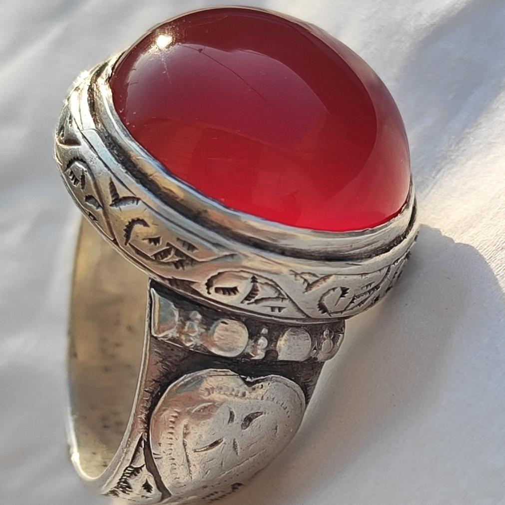 انگشتر عقیق کهنه صفوی  پشت بسته حرزدار