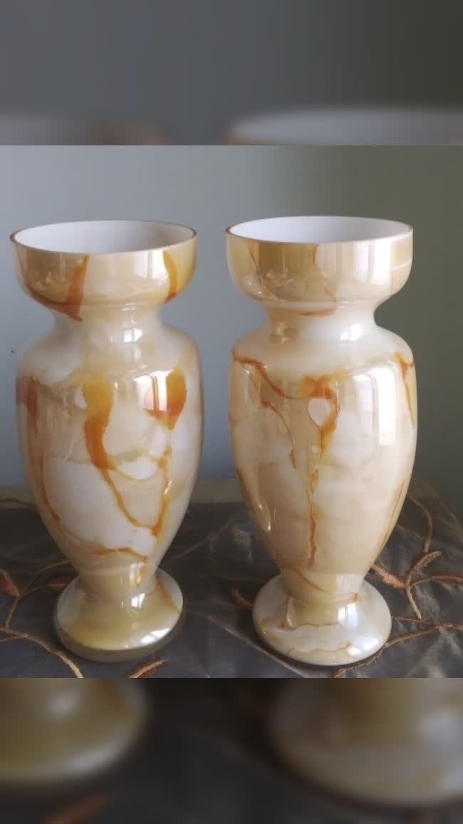 گلدان قدیمی رنگ مرمری