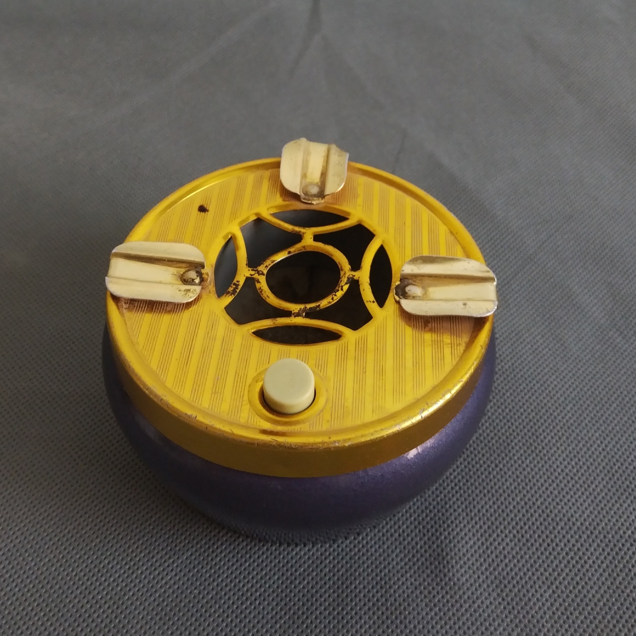 زیر سیگاری دکمه ای قدیمی