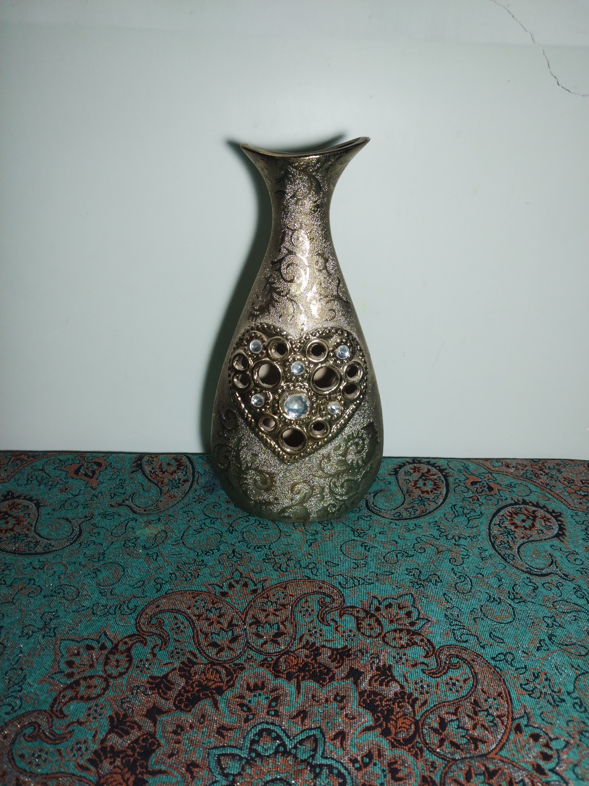 گلدان قدیمی کتابی