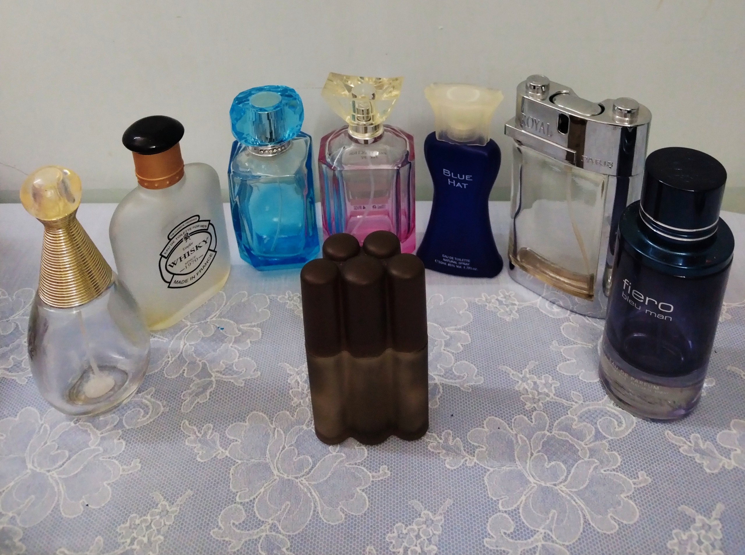 شیشه های  عطر گوناگون