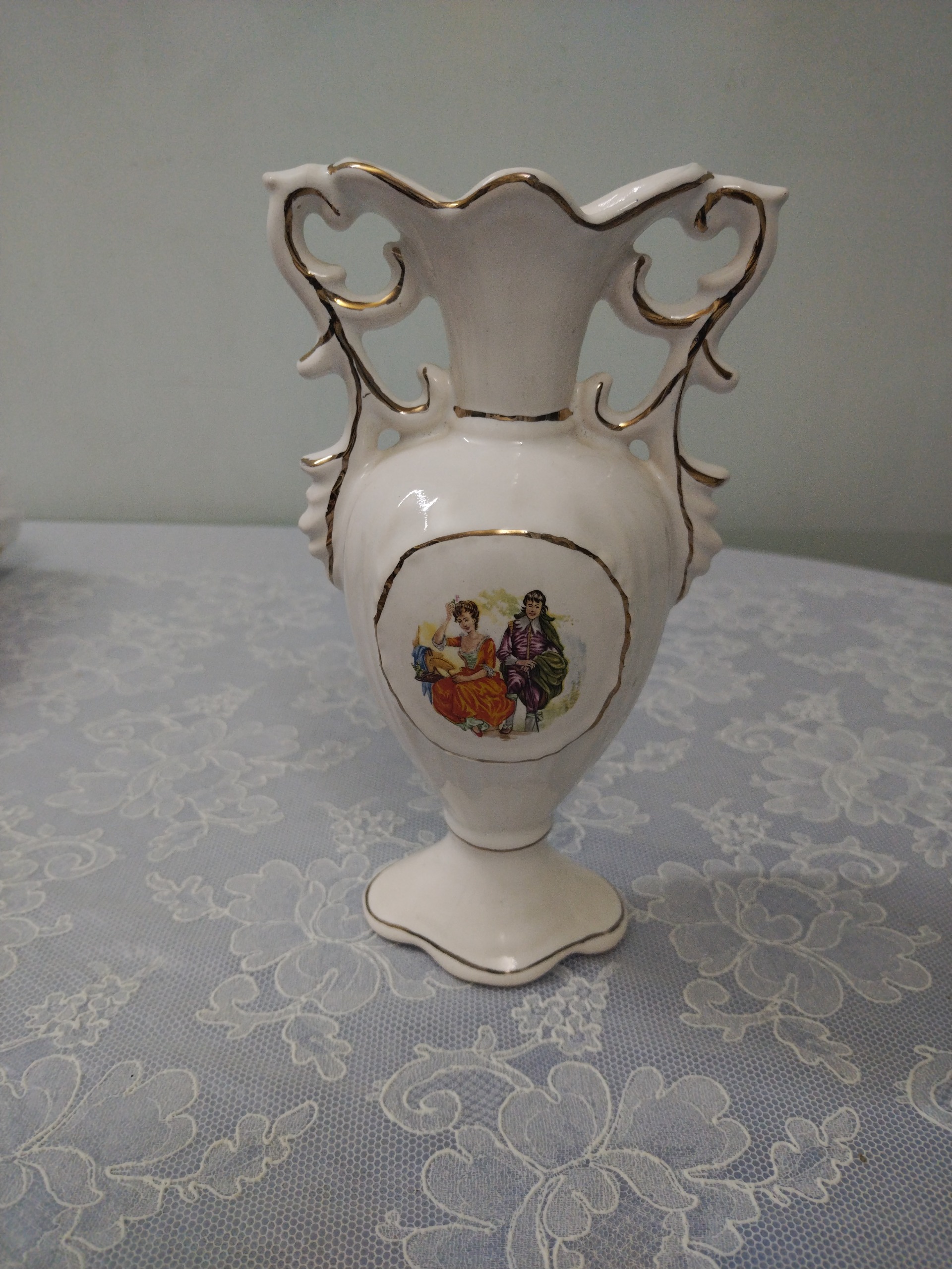 گلدان قدیمی سفید