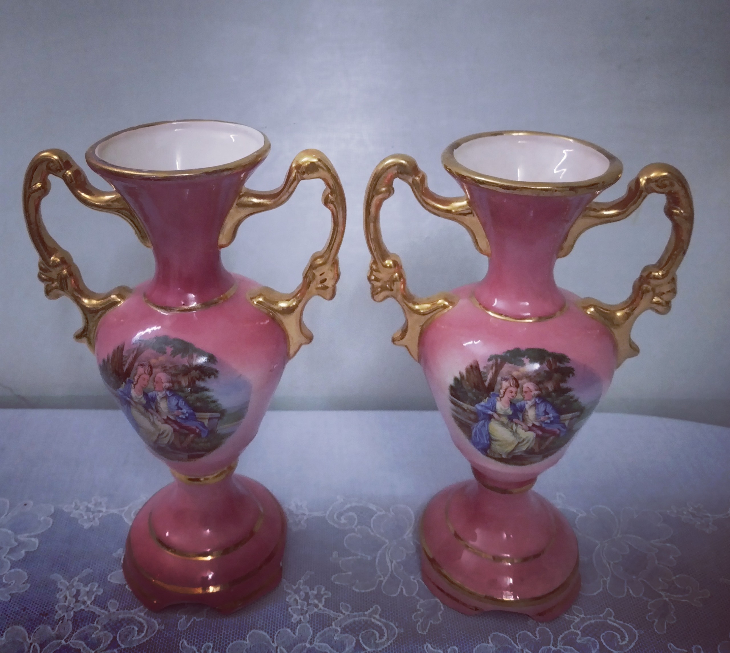 گلدان قدیمی دسته طلایی