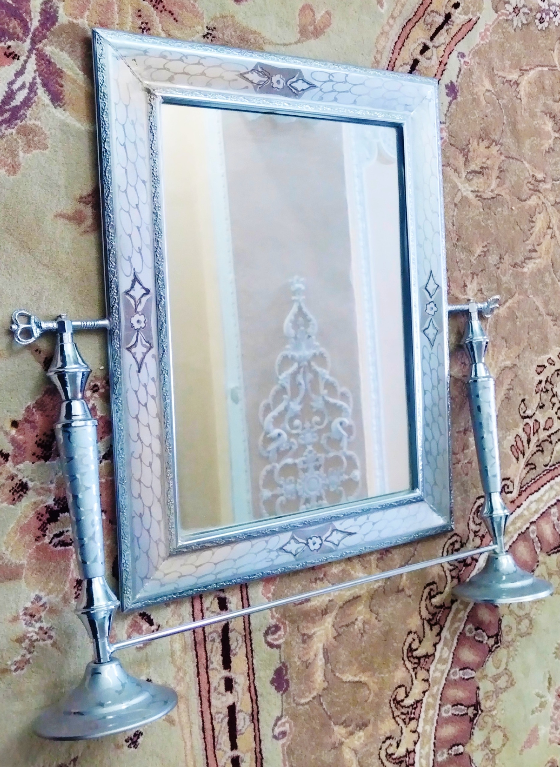 آینه و شمعدان قدیمی