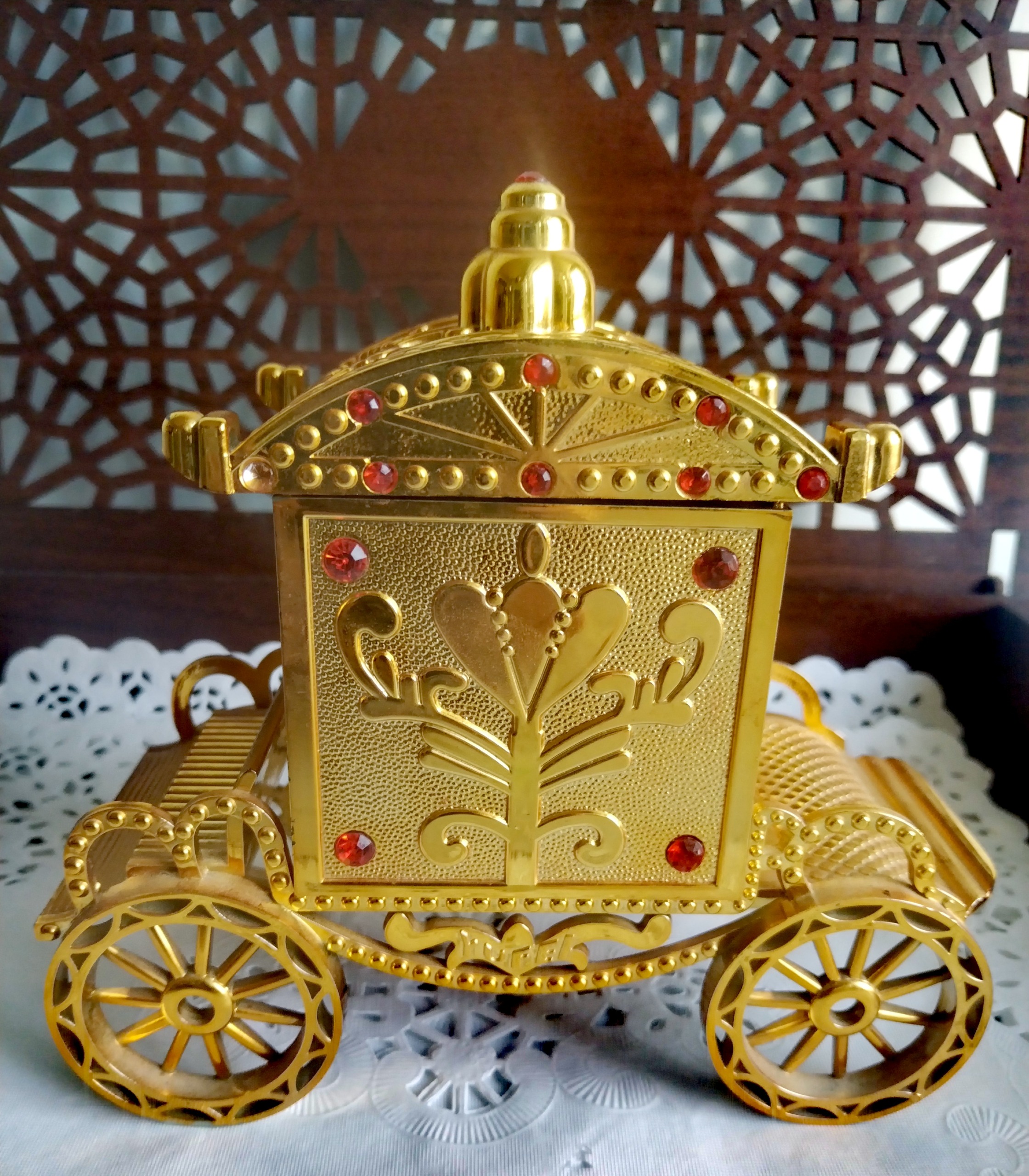 شیشه عطر دکوری کالسکه ای