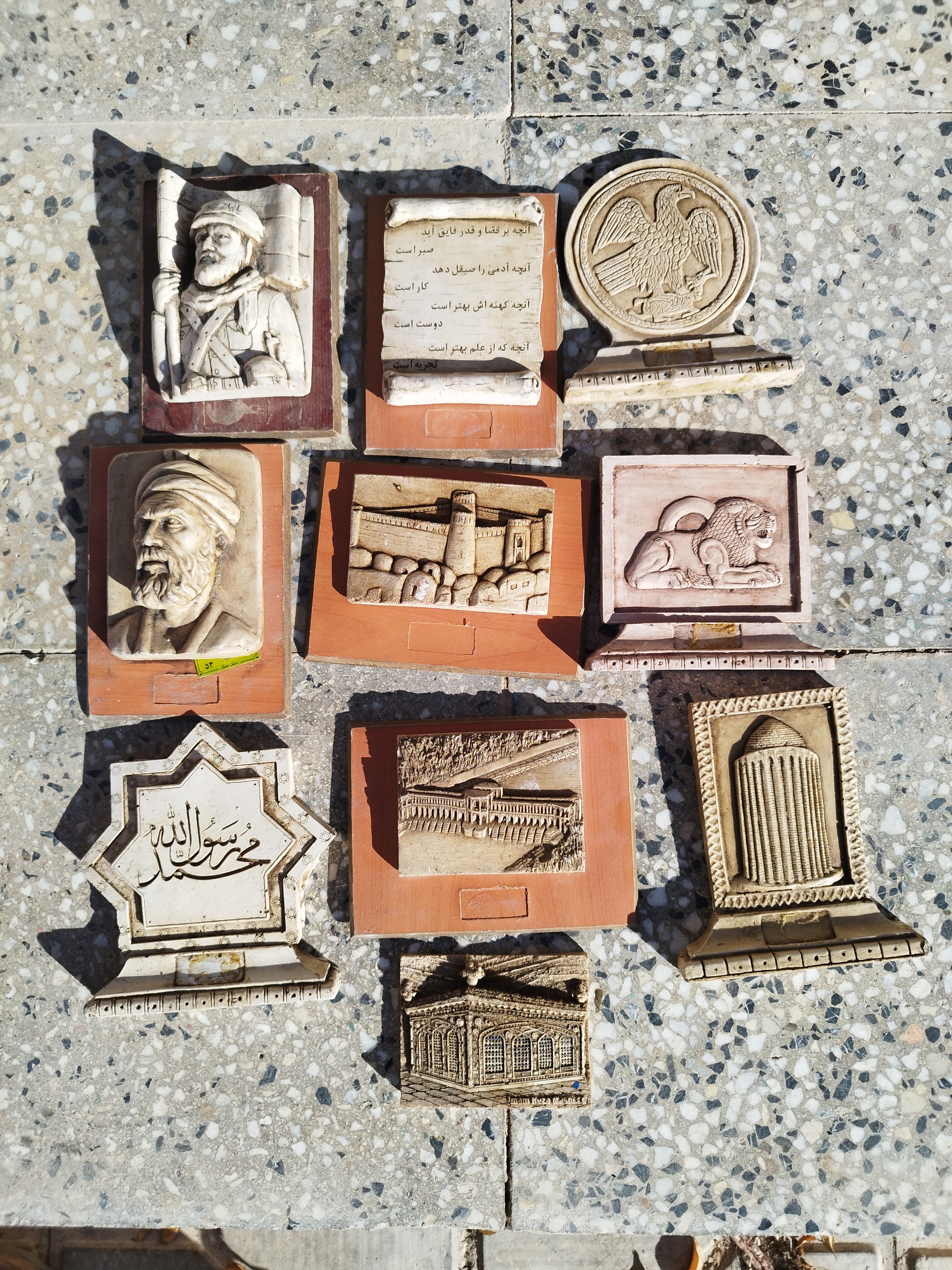 تعدادی تابلو برجسته رومیزی