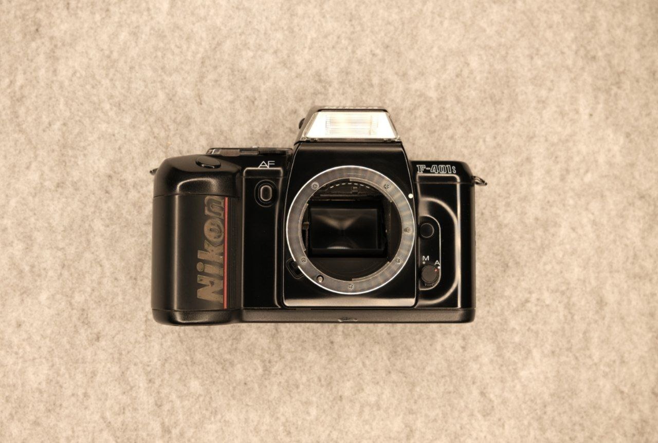 Nikon F-401s دوربین