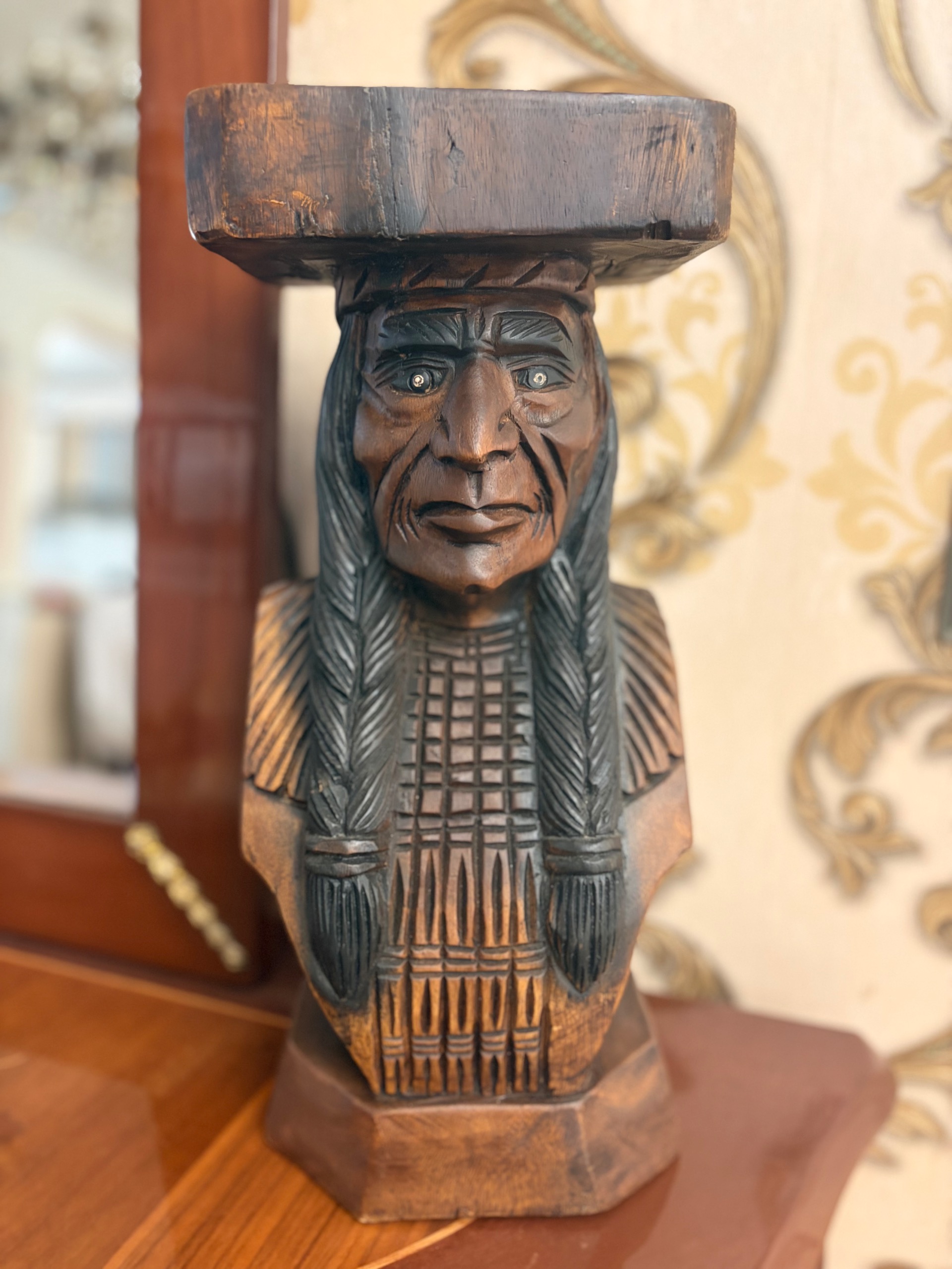 مجسمه چوبی سرخپوست