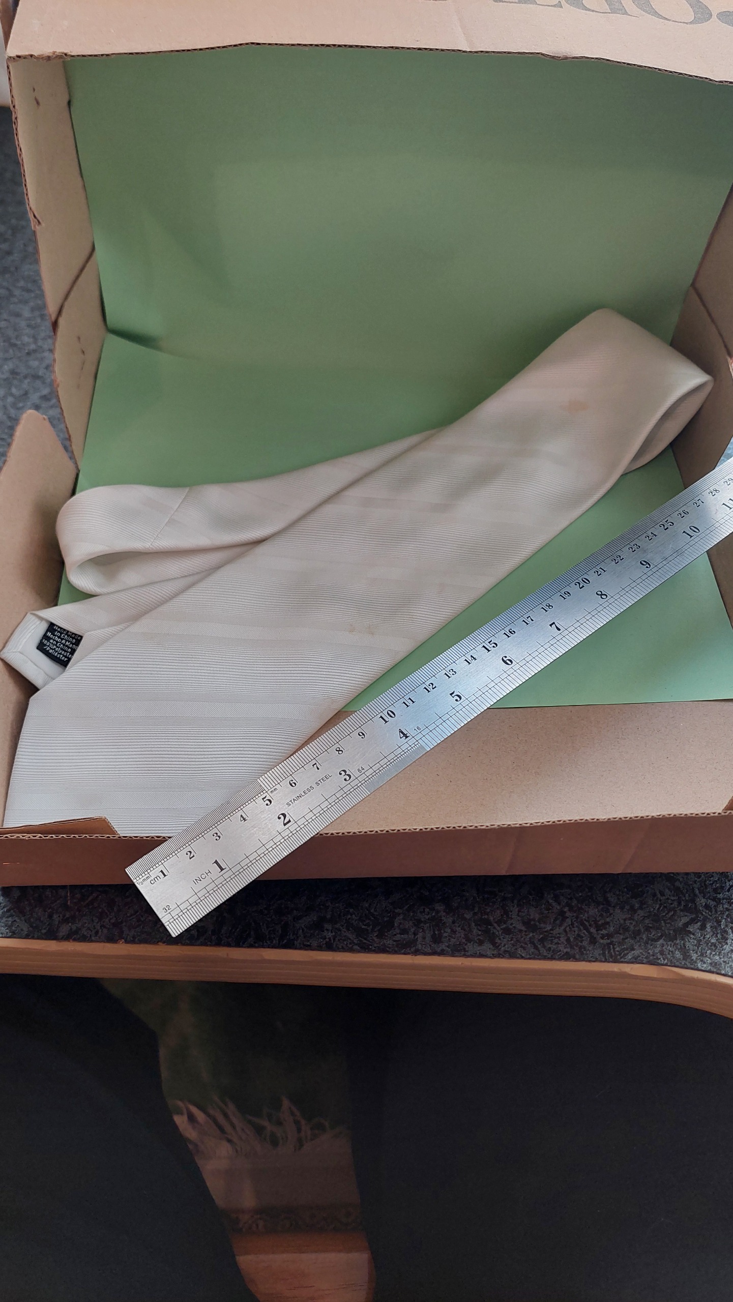 کروات مردانه رنگ سفید لک دارد