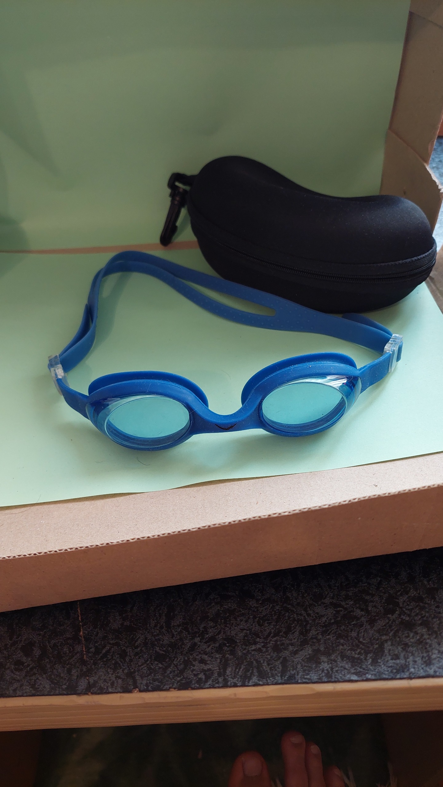 عینک شنا رنگ آبی همراه کیف