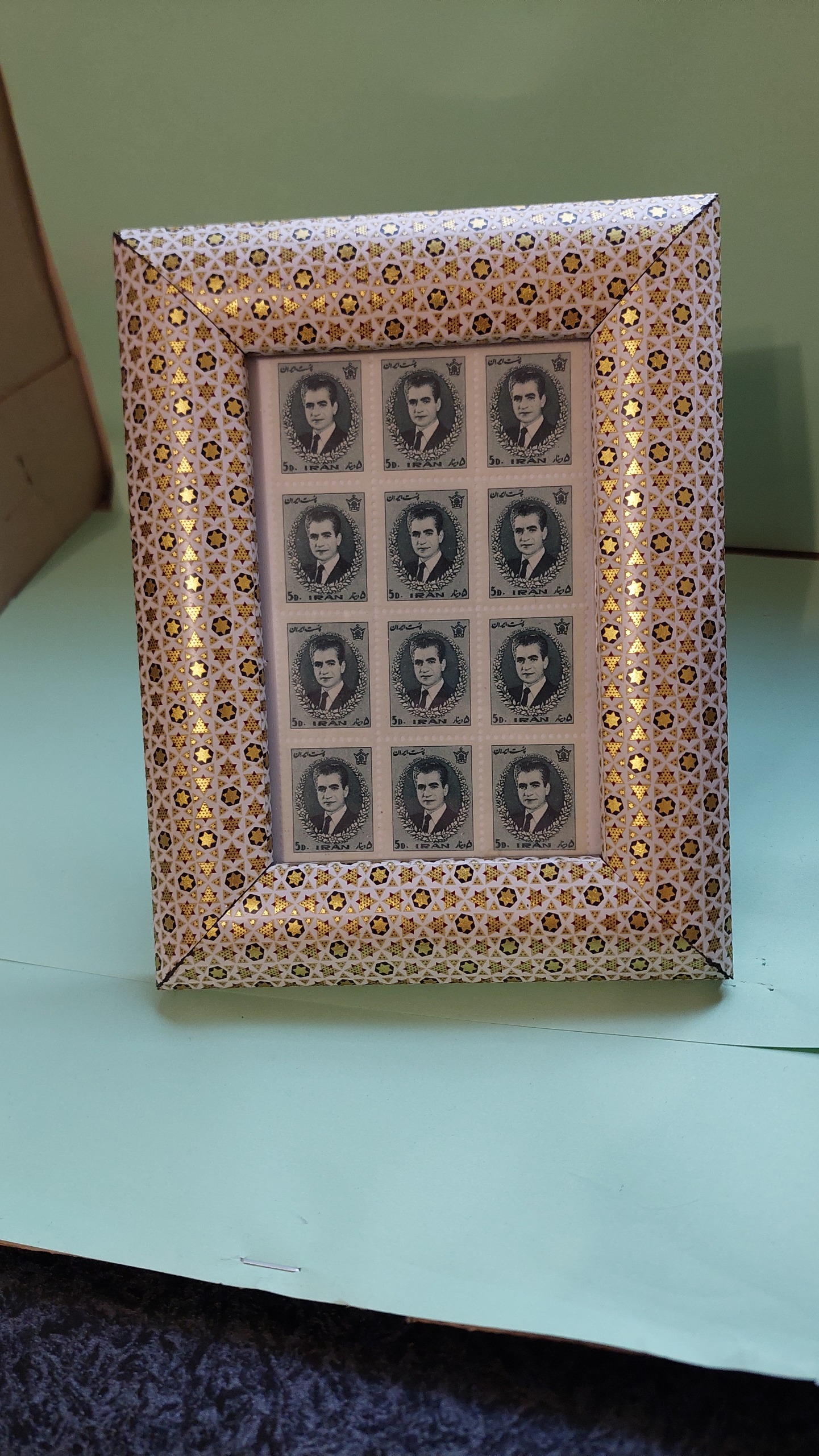 قاب خاتم همراه 12 عدد تمبر شاهی