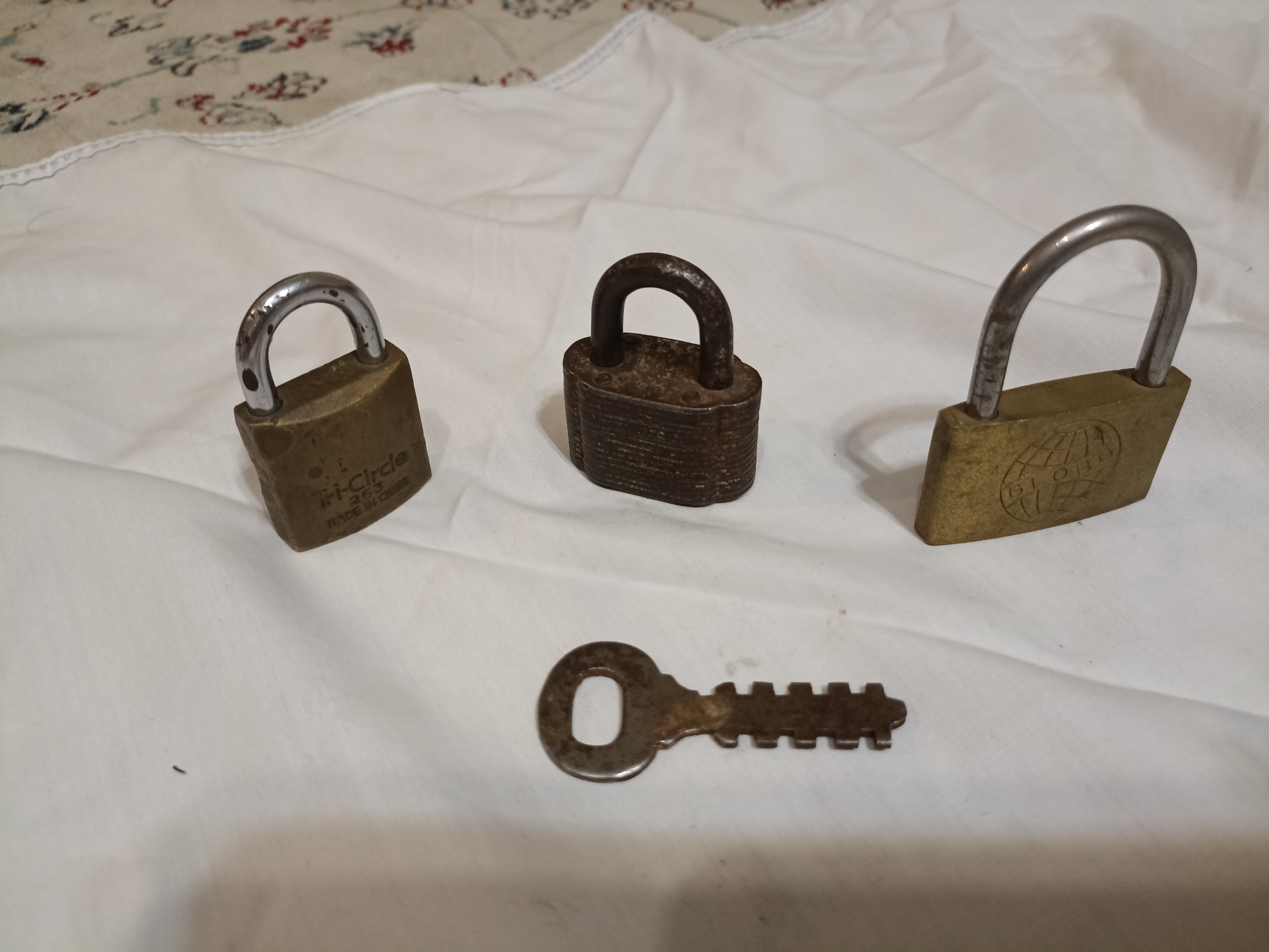 قفل سه عدد بدون کلید و یک عدد کلید قدیمی