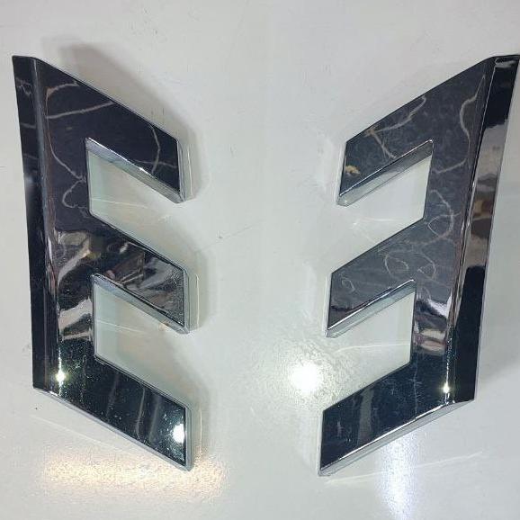 نوشته E  روی گارد جلو جک اس 5