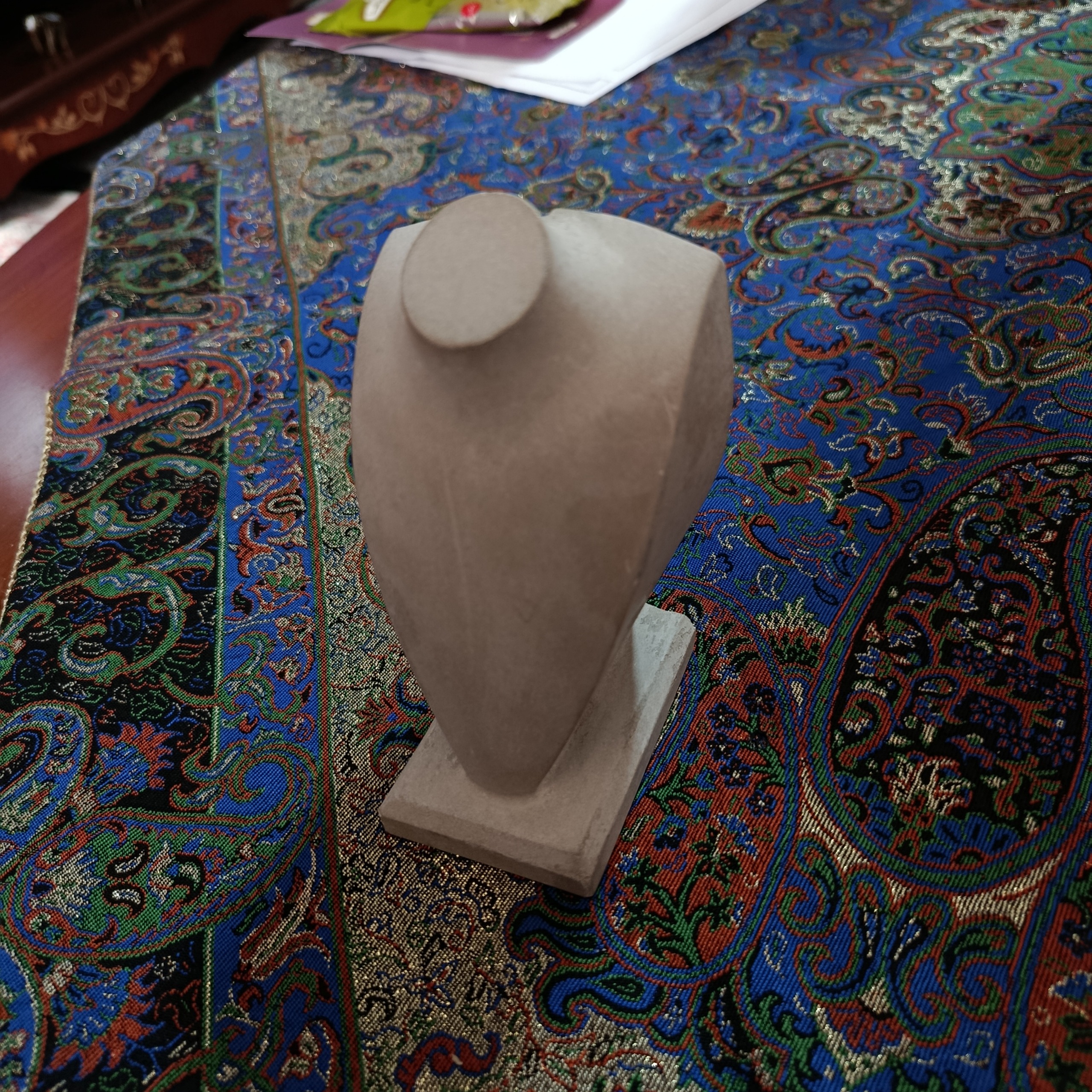 مانکن گردنبند جنس سنگی