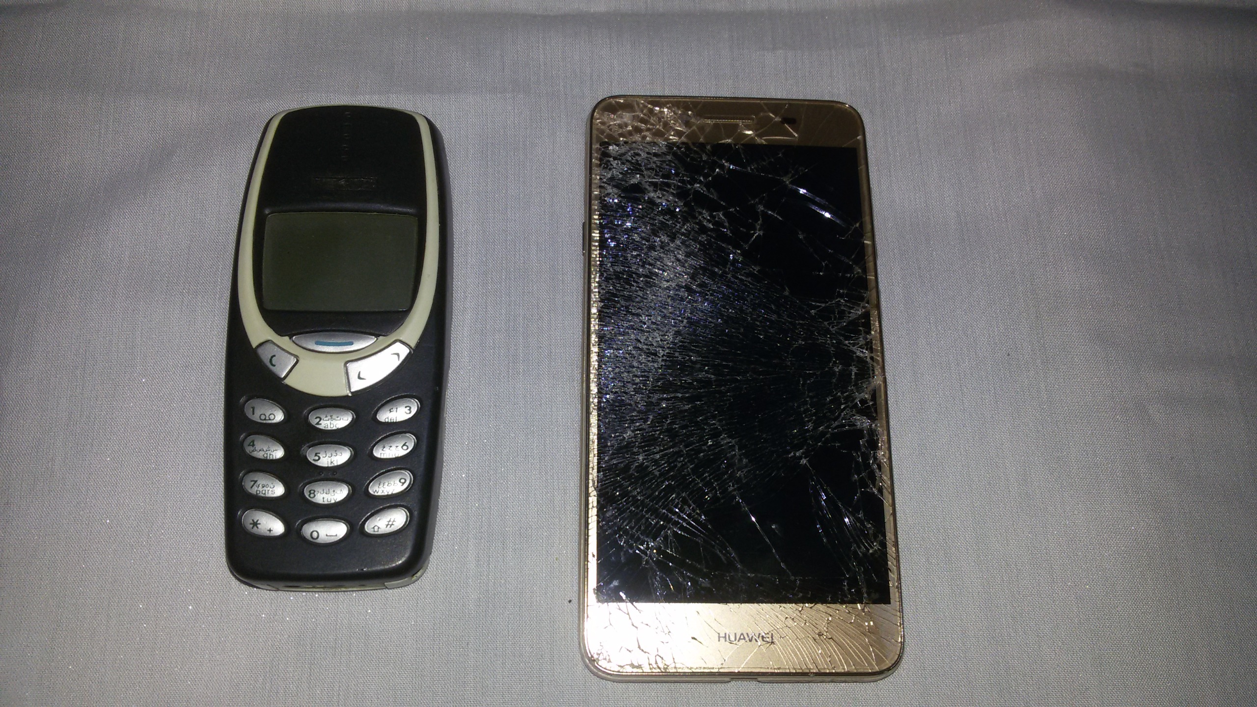 دو عدد گوشی موبایل
