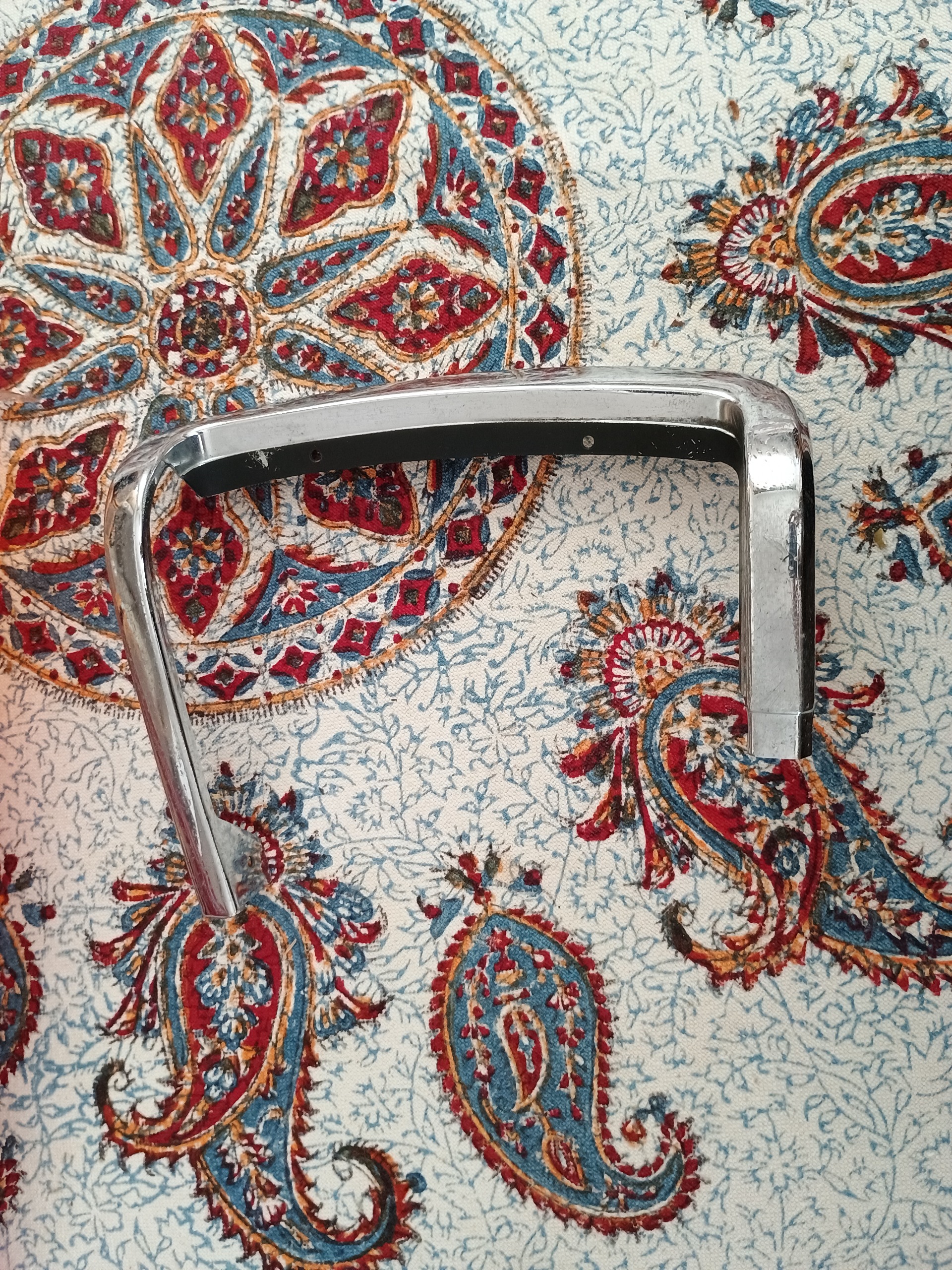 زه دور چراغ جلو پیکان