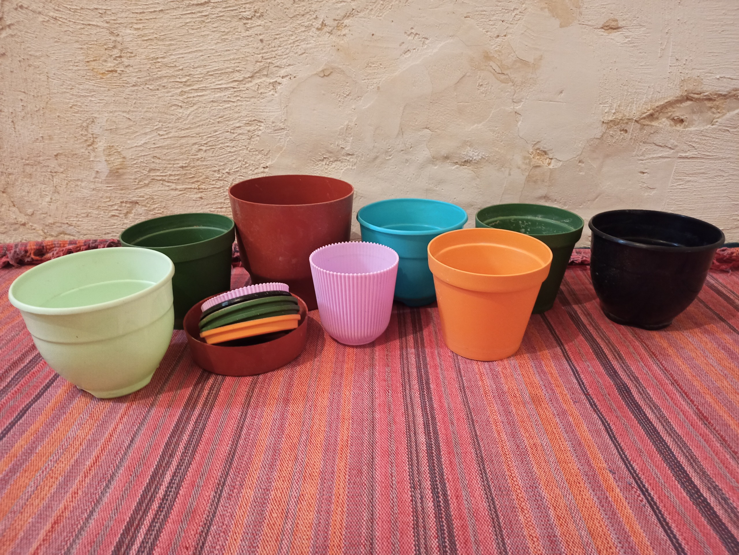 مجموعه گلدان خوش رنگ و لعاب