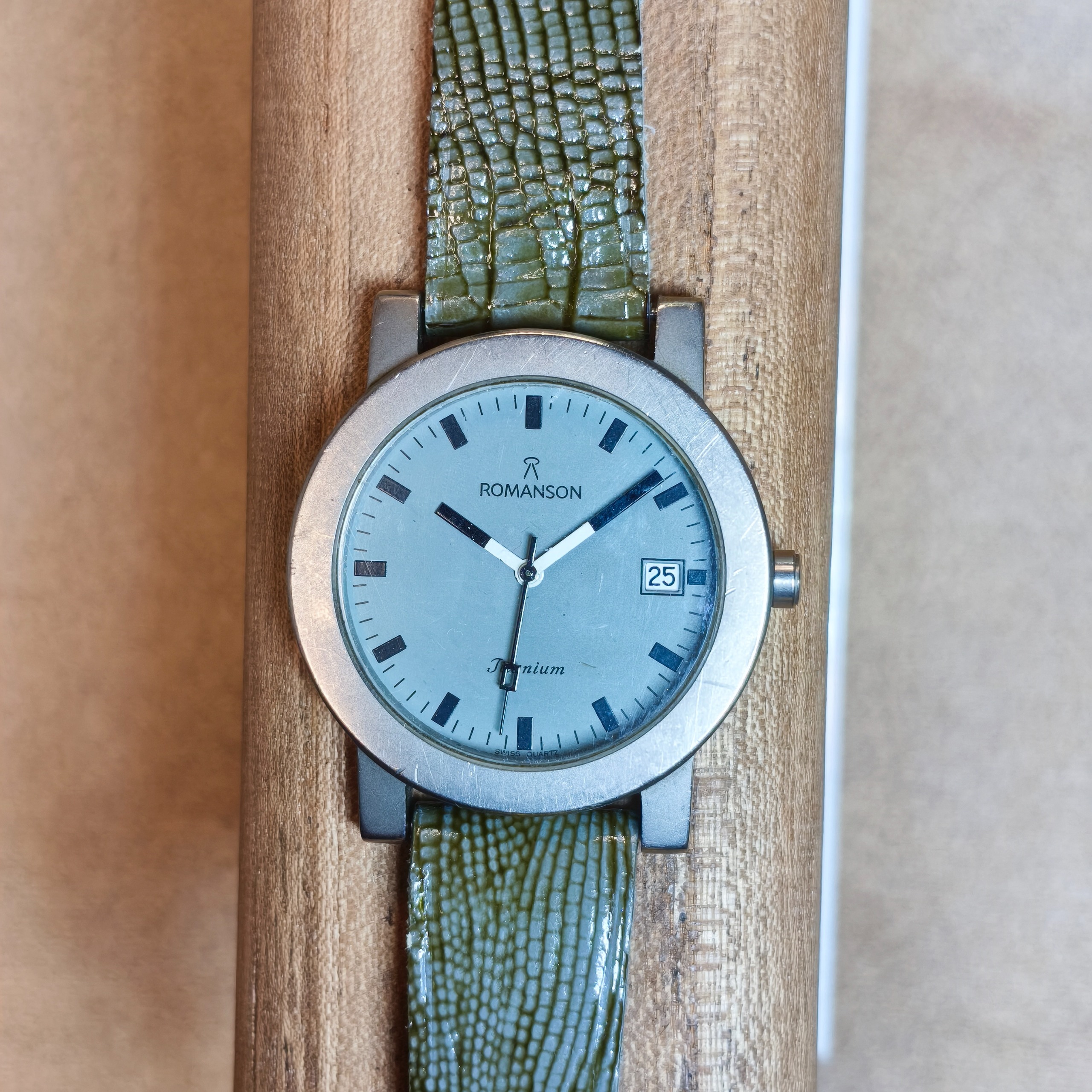 ساعت تیتانیوم با پوست بچه تمساح رومانسون نایاب