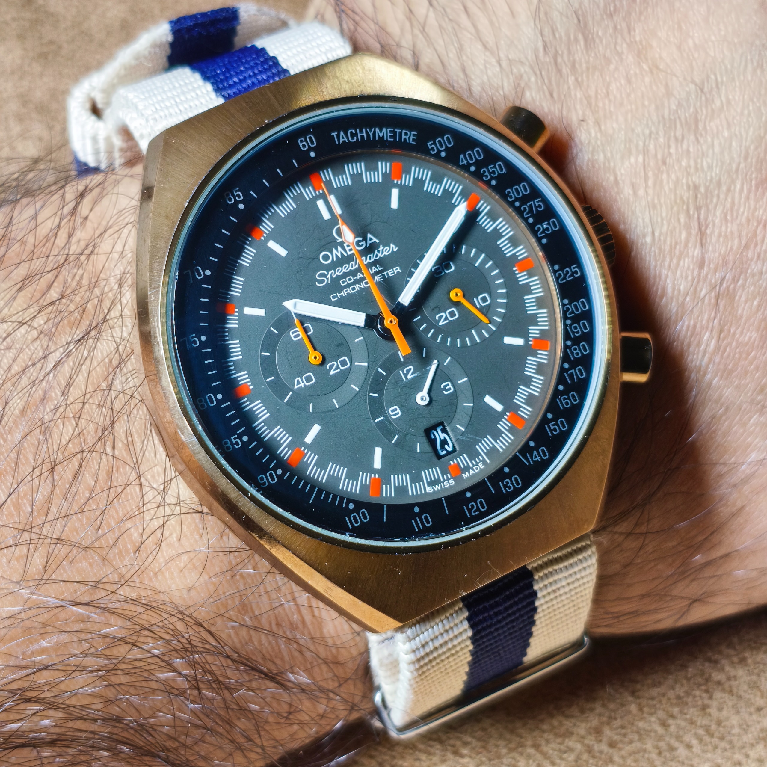 ساعت 44 میل سنگین رزگلد اومگا کورنو- تاچیمتر