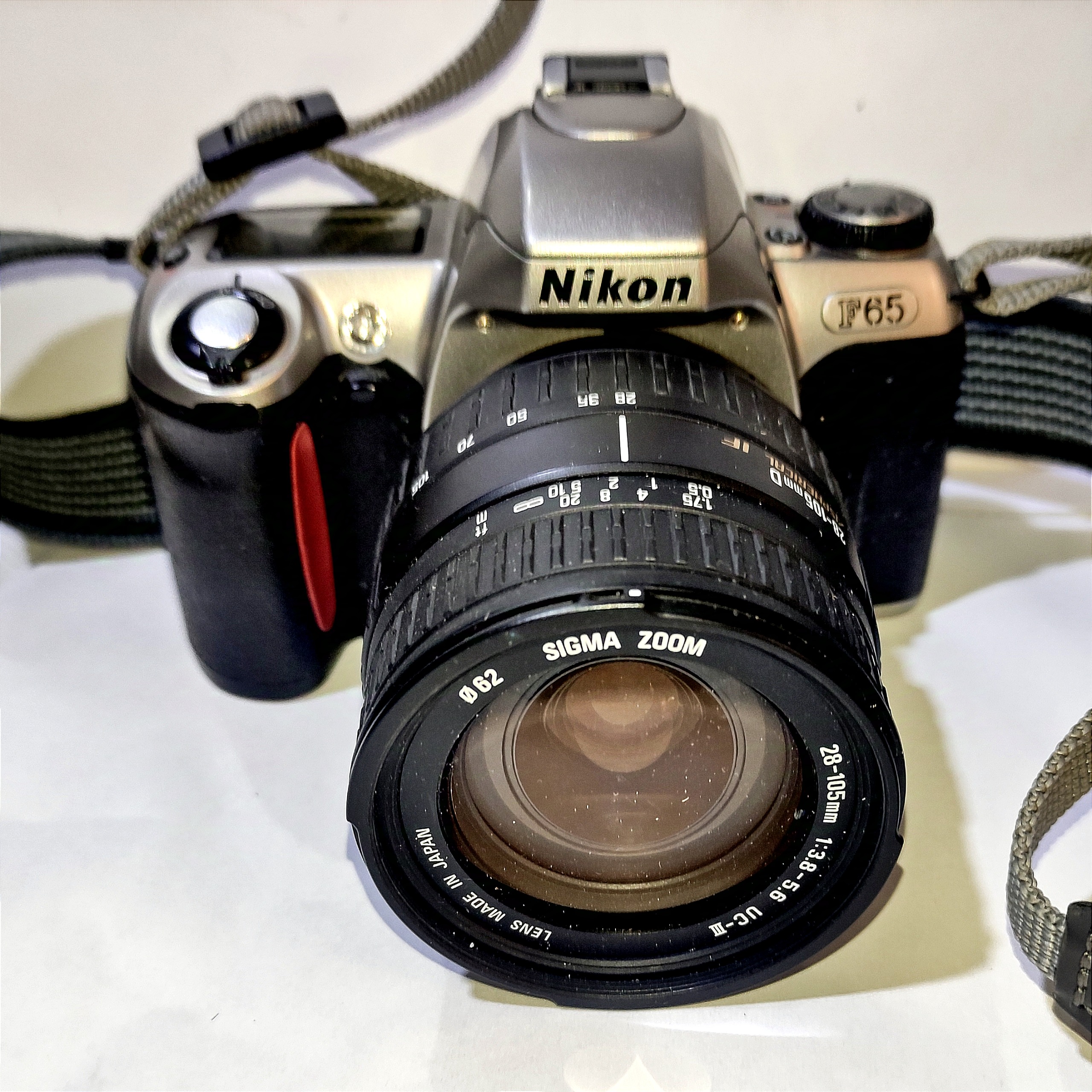 دوربین آنالوگ Nikon و لنز زیگما آسپریکال28-105mm