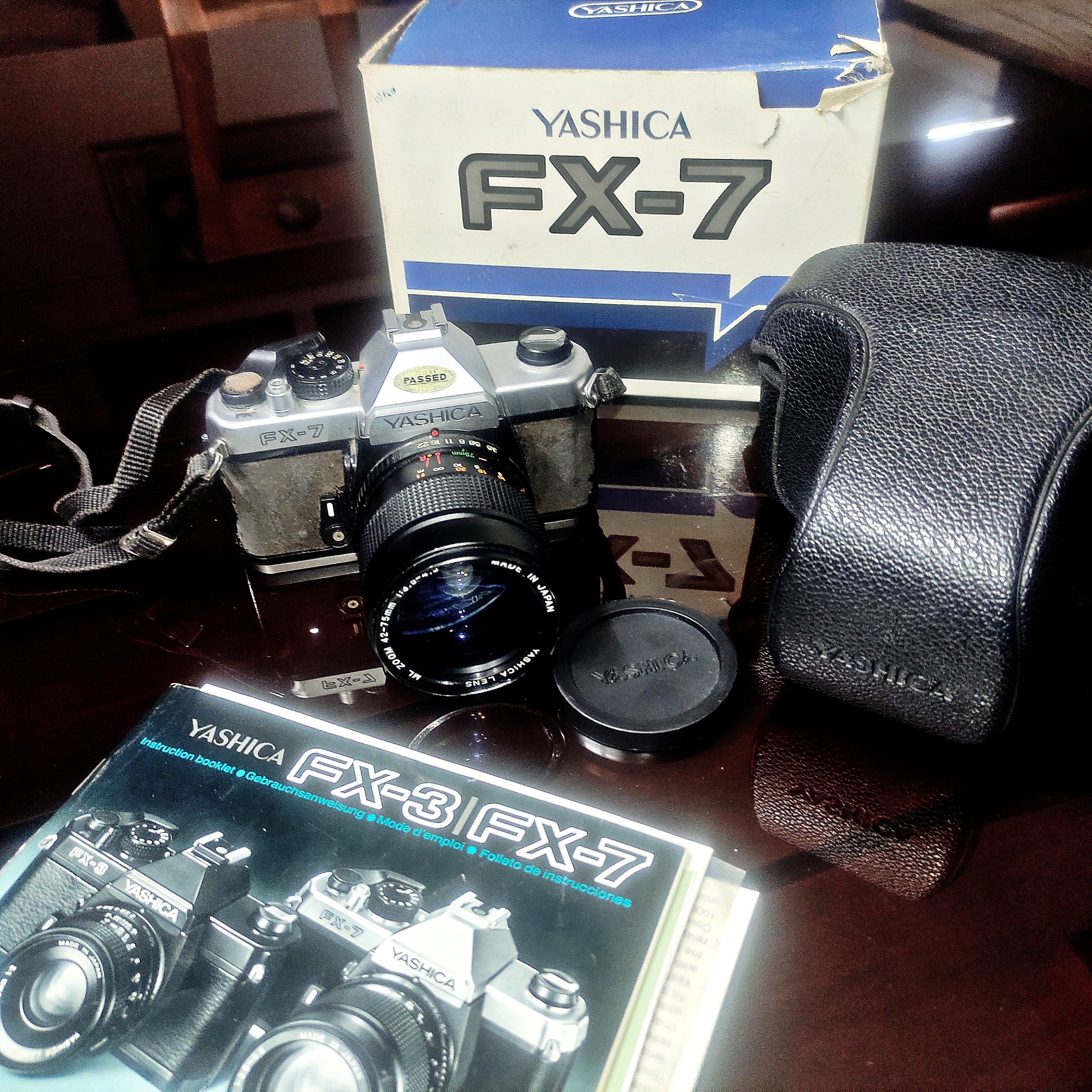 دوربین Yashica FX7 و لنز زوم 42-75mm