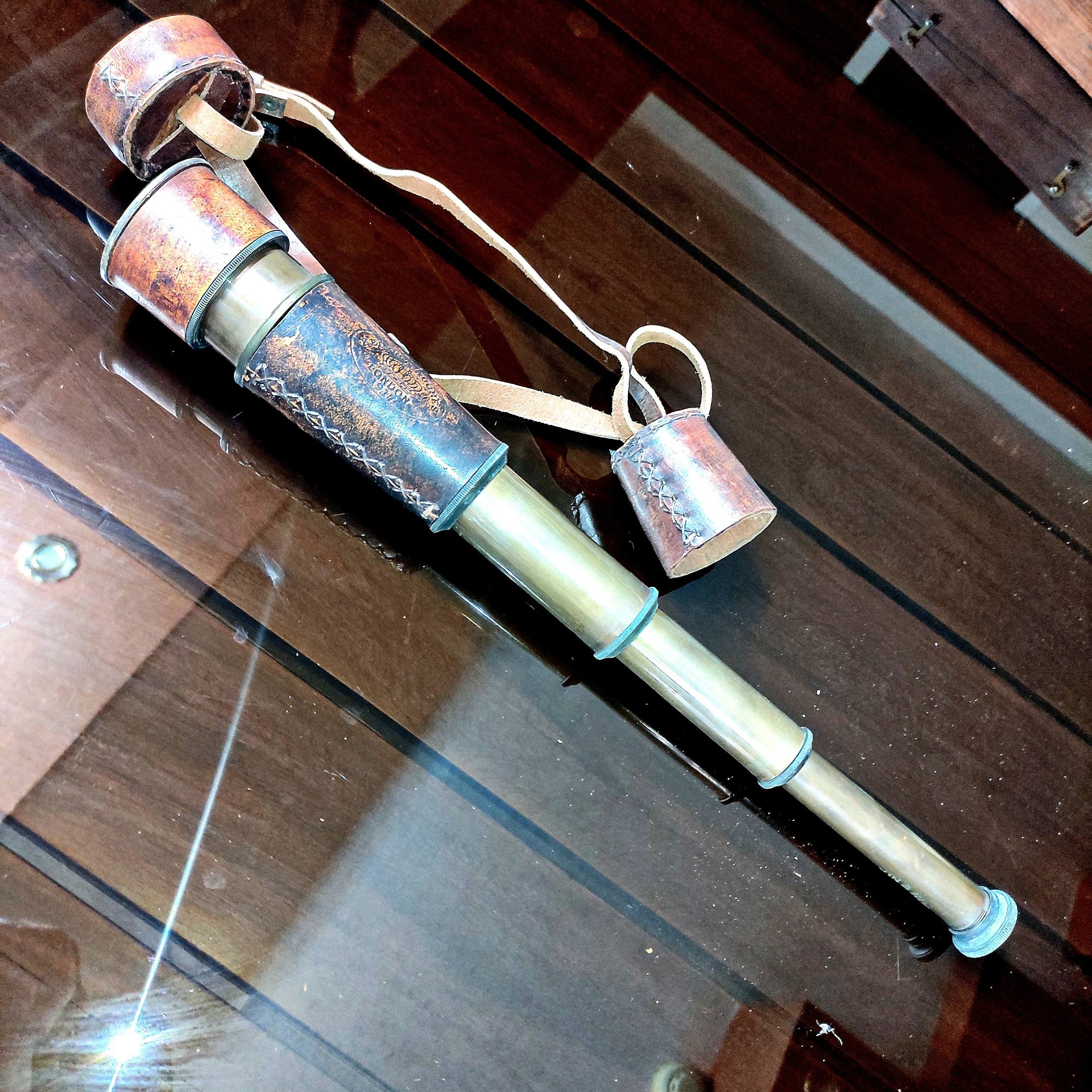 دوربین تکچشم تلسکوپی برنزی و چرمدوزی و خاص