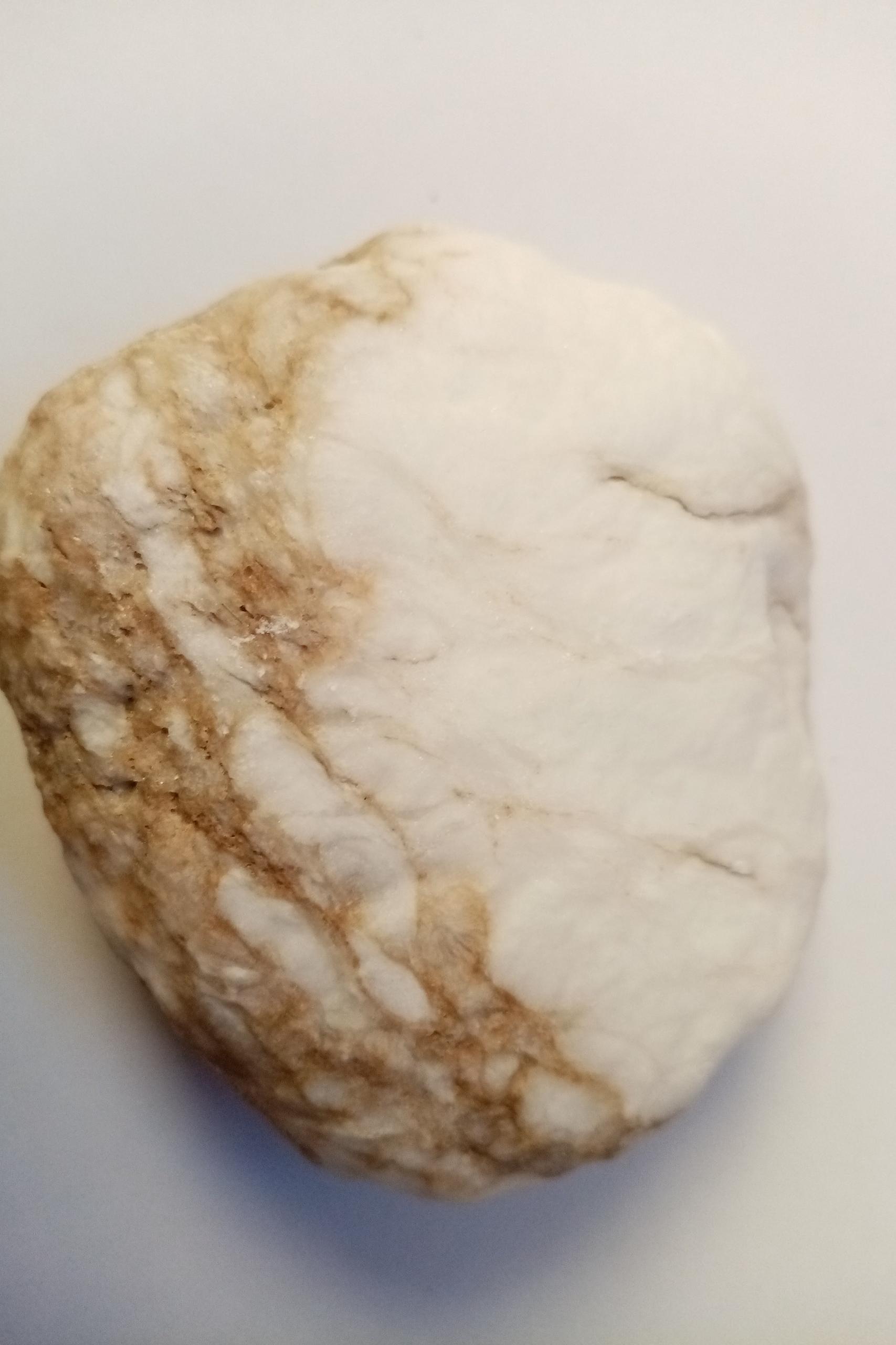 سنگ سفید رگه دار