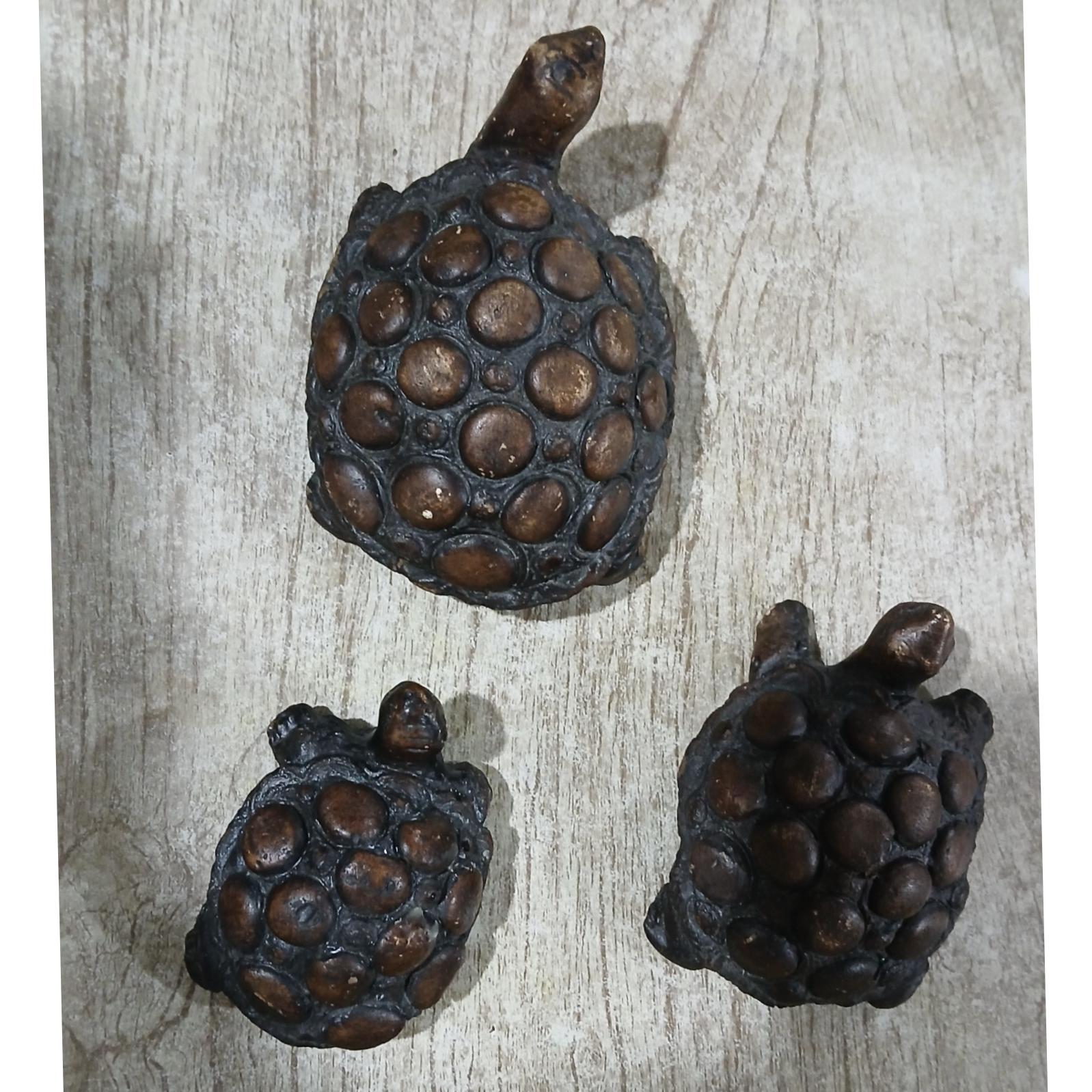 سه عدد مجسمه لاکپشت سفالی قهوه ای