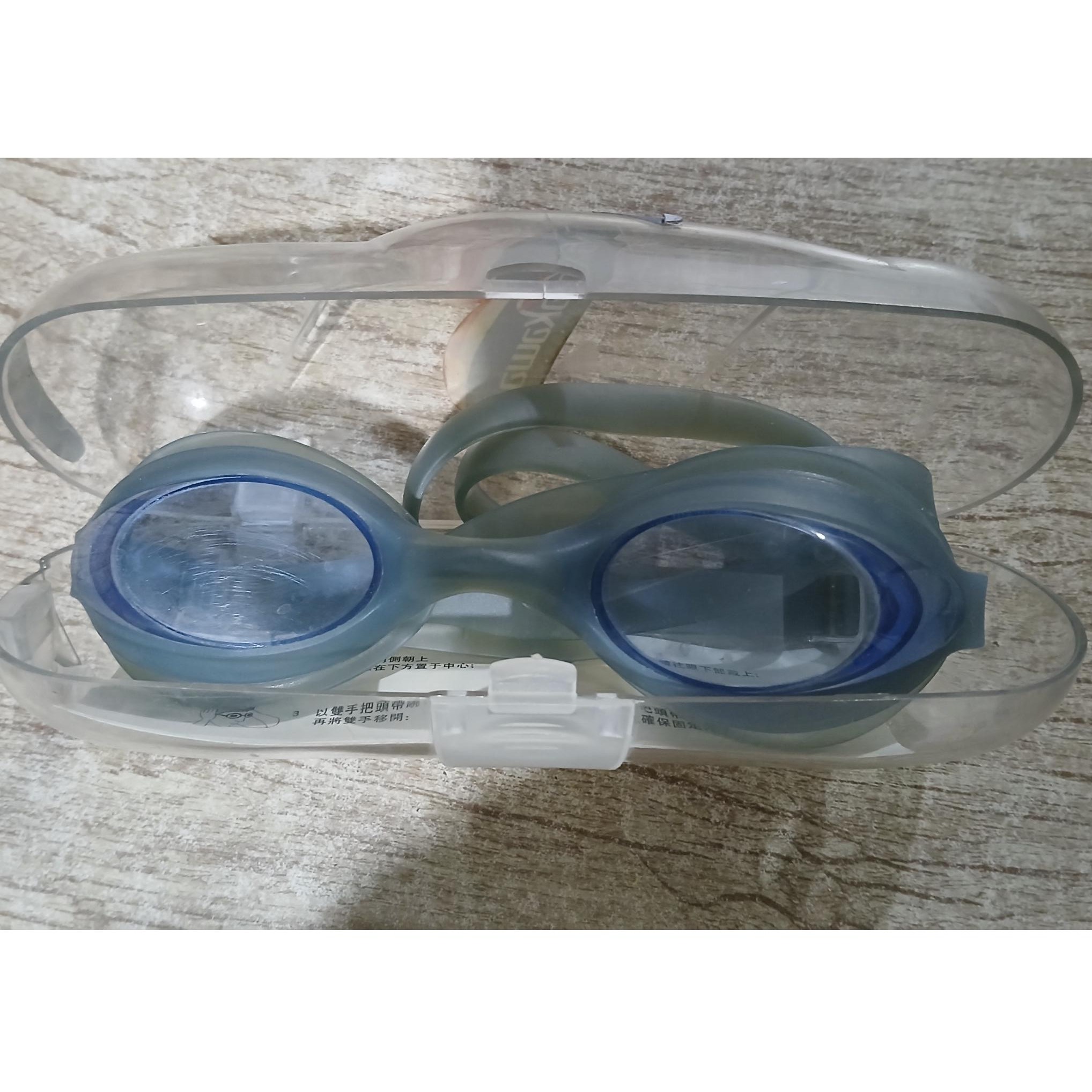 عینک شنا دست دوم قدیمی همراه با جعبه