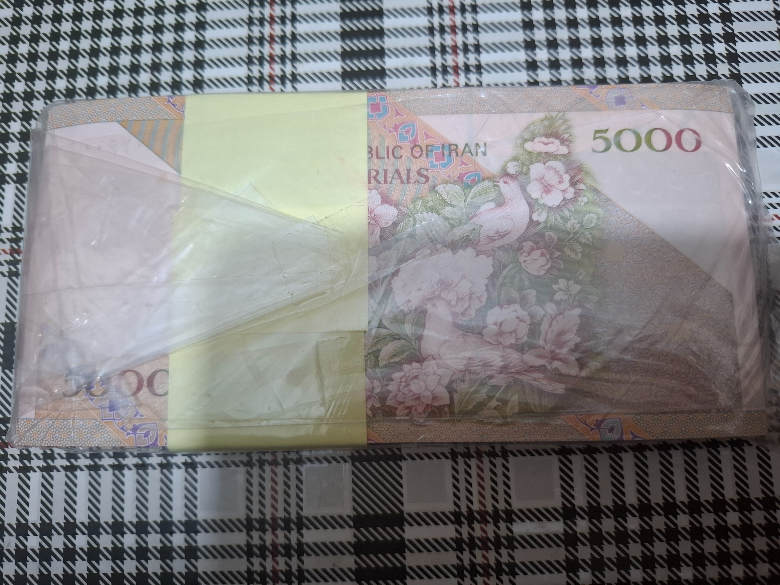 یک بسته اسکناس گل بلبل