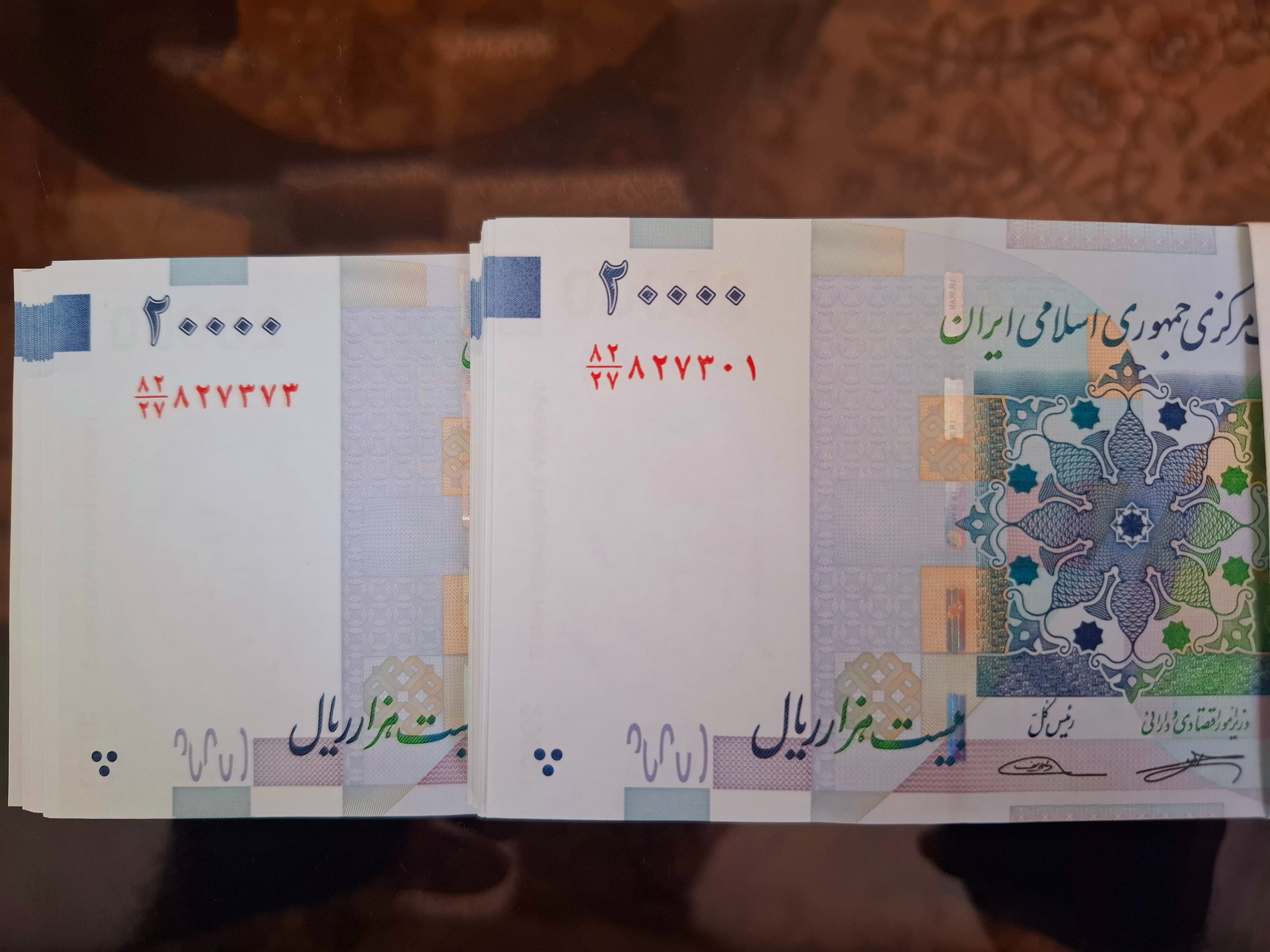سه بسته اسکناس دوزاری ازیک باکس سه قلو