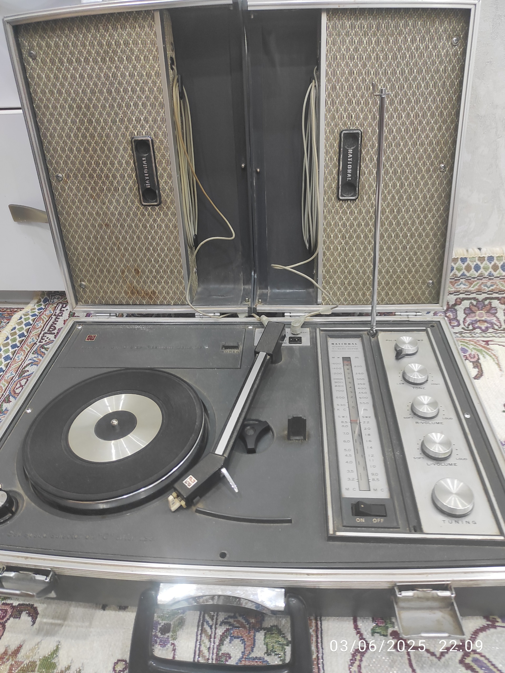 گرامافون قدیمی سالم بهمراه 80عددصفحه سالم