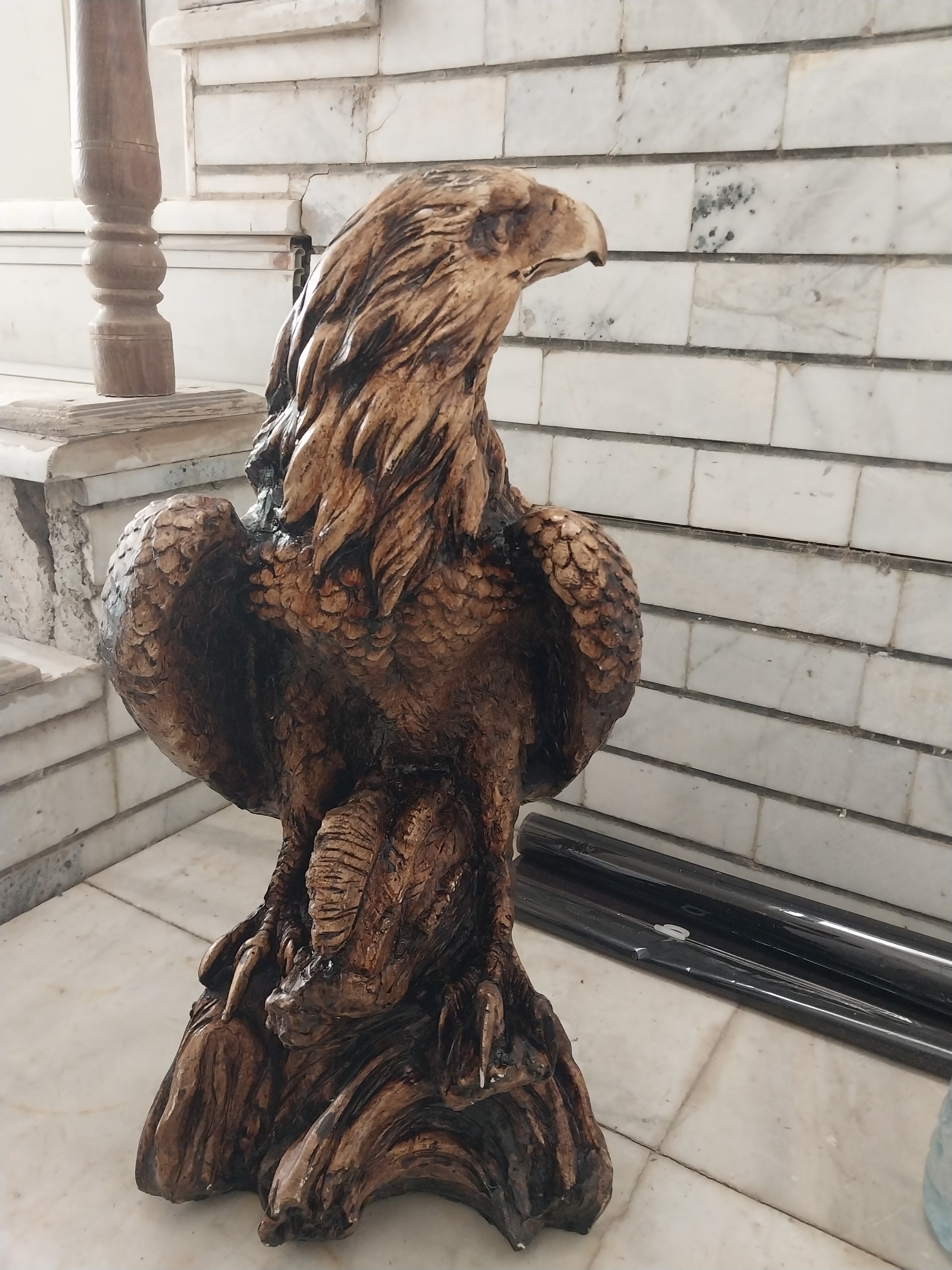 مجسمه گچی عقاب