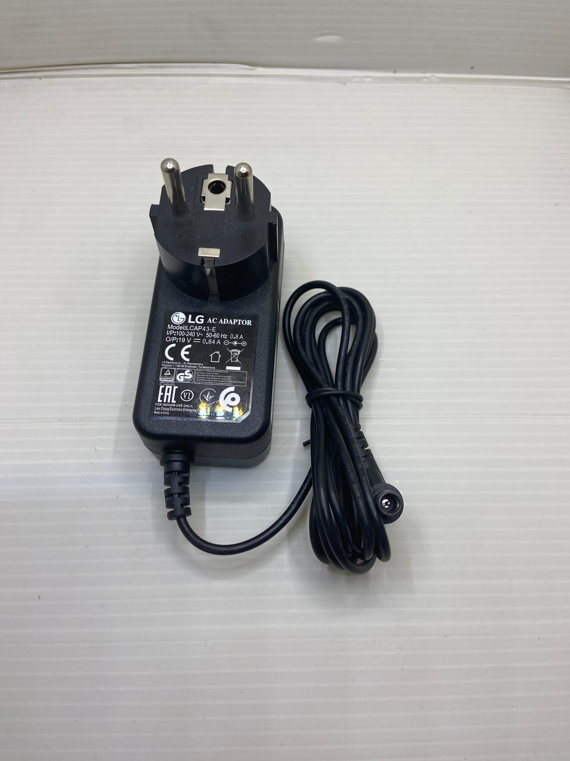 LG 19V 0/84A