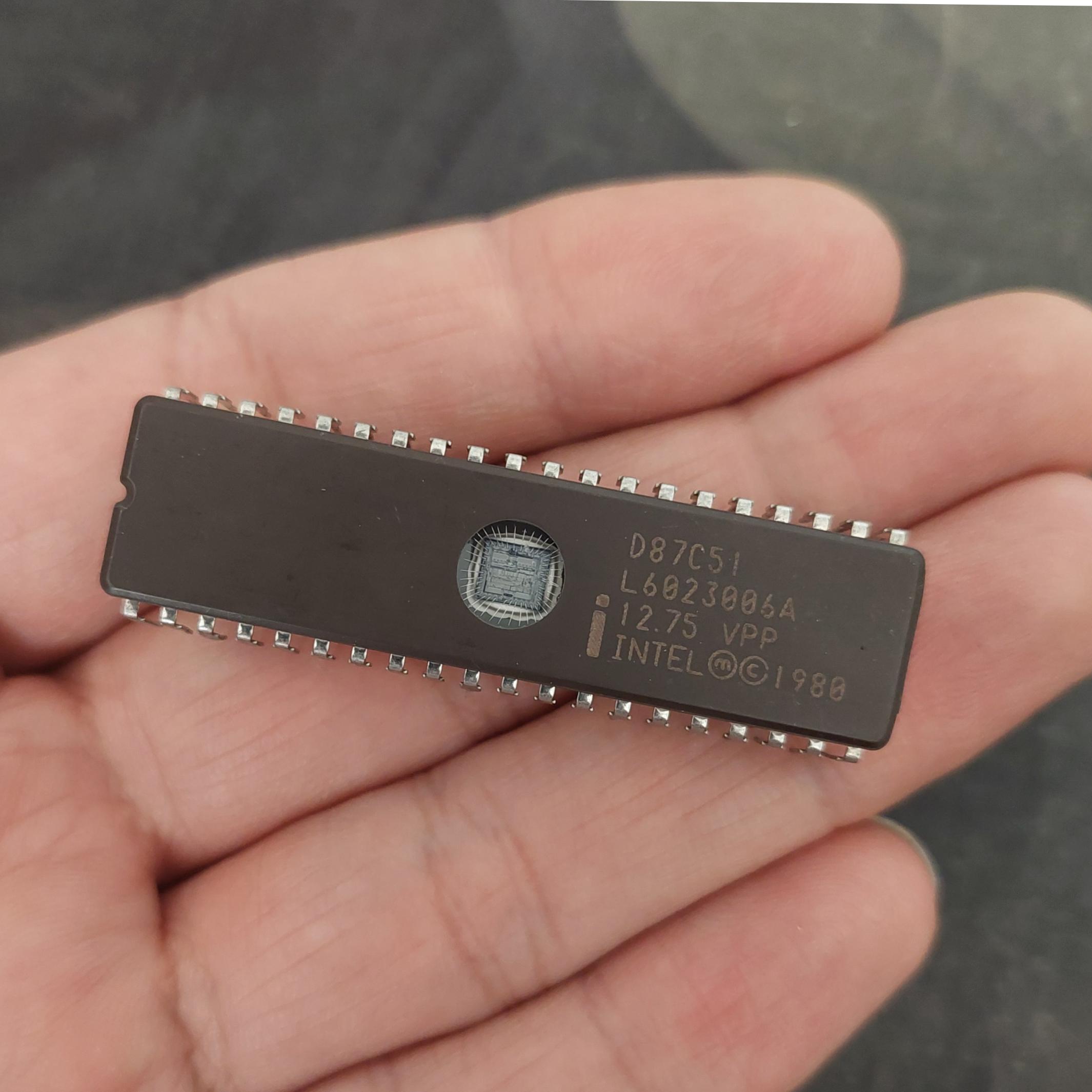 میکروکنترلر اینتل Intel D87C51 با قابلیت UV EPROM