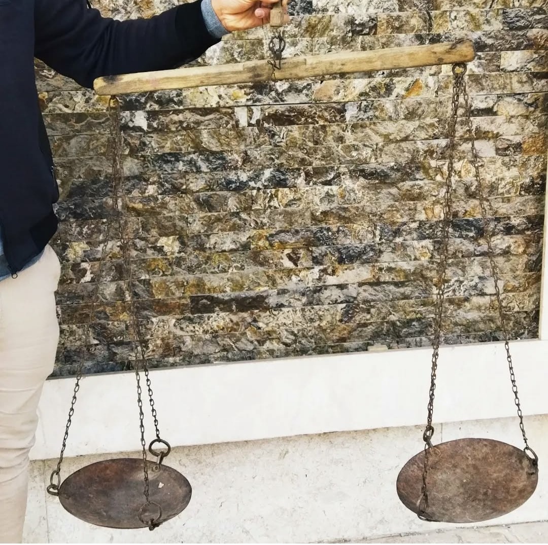 ترازو غول پیکر قدیمی